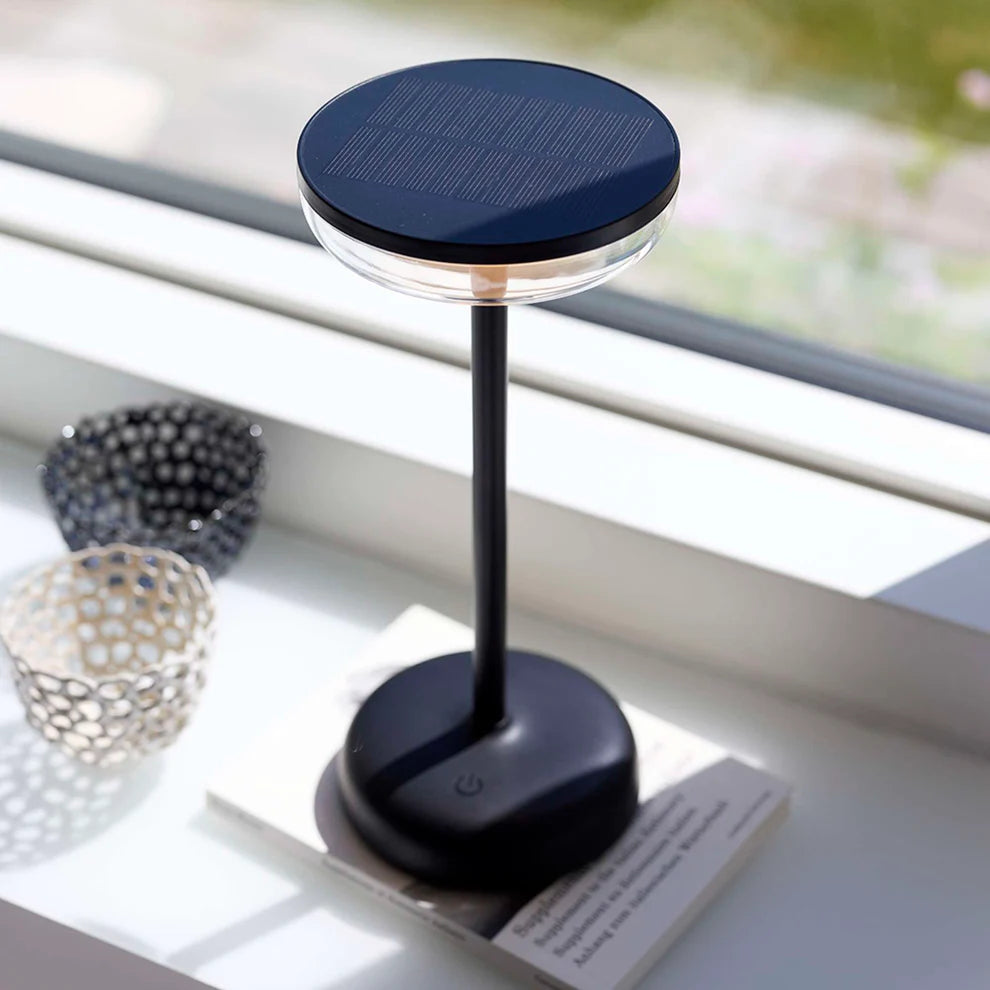 Zoomet helt ind på den unikke designet Breeze LED Bordlampe i Sort med sin solcelle på toppen af skærmen