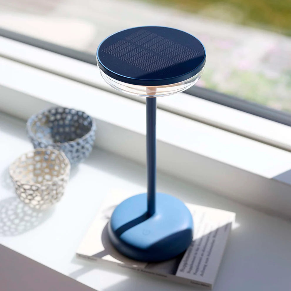 Zoomet helt ind på toppen af den solcelledrevet Breeze LED Bordlampe i Støvet Blå