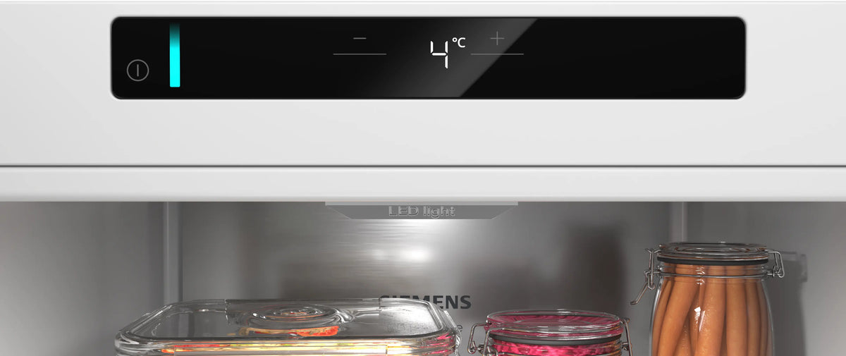 Zoomet ind på touchpanelet til at styre temperaturen i Siemens KS36NEICM fritstående køleskab