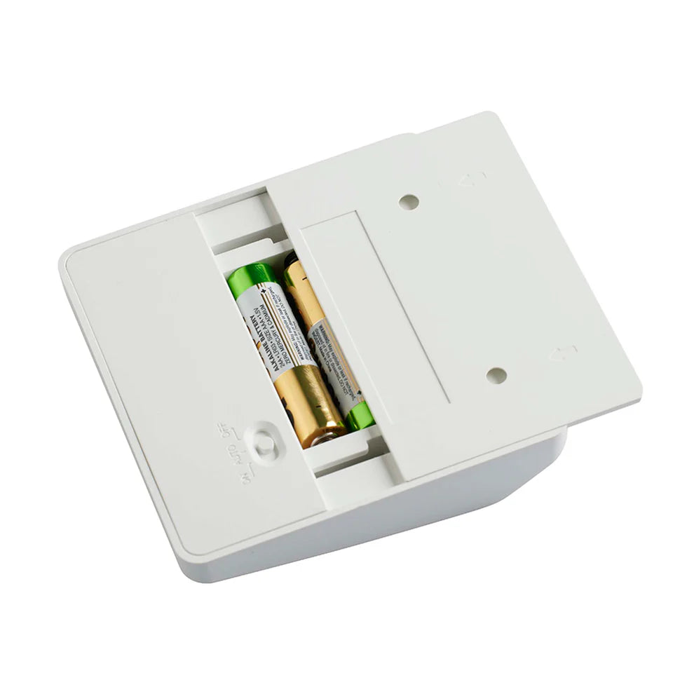 Zoomet ind på bagsiden af den unikke designet Nighttime LED batterilampe med sensor i Hvid