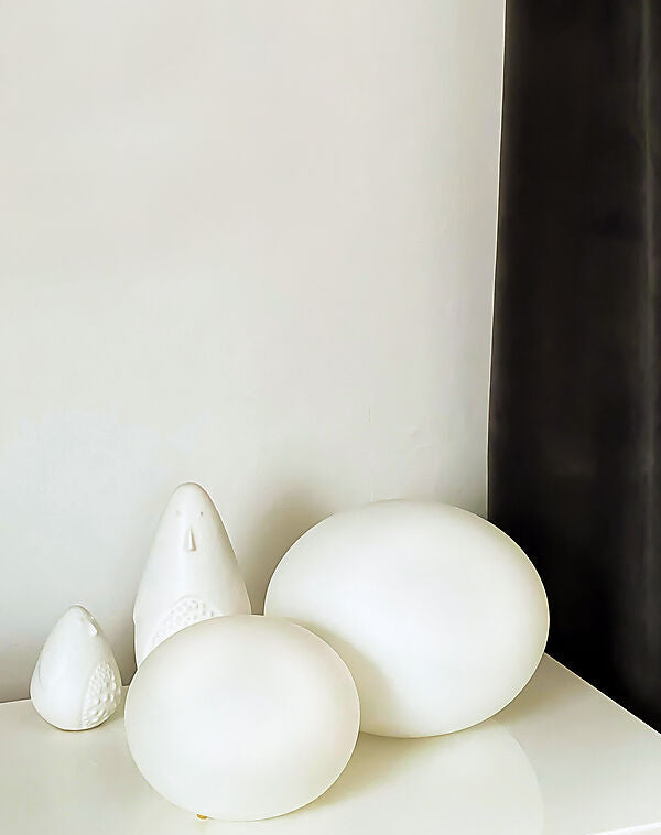 Den unikke designet Globus Ø18 Bordlampe i Hvid placeret på bordet i stuen