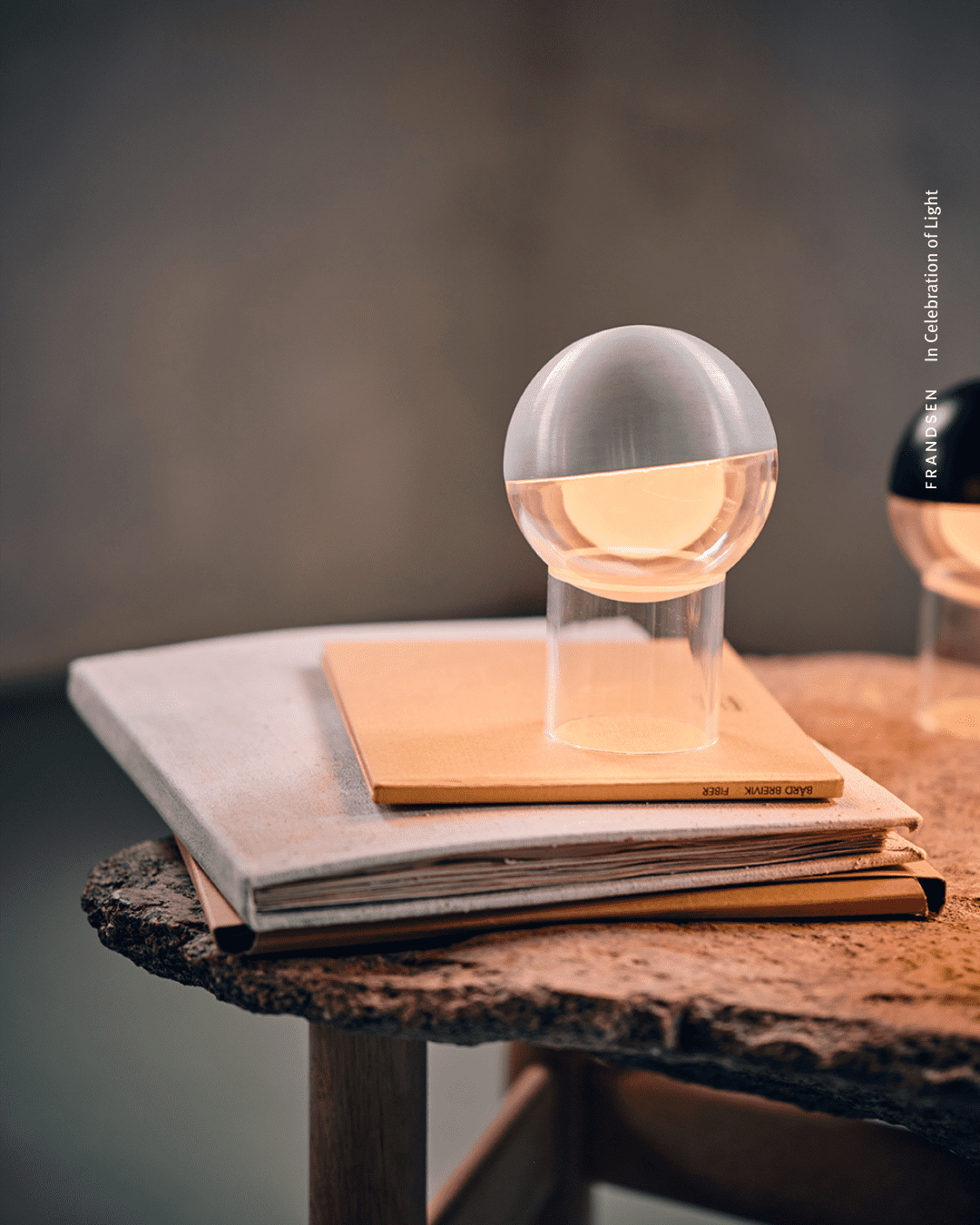 Pila Portable Table i Brushed Aluminium på sofabordet