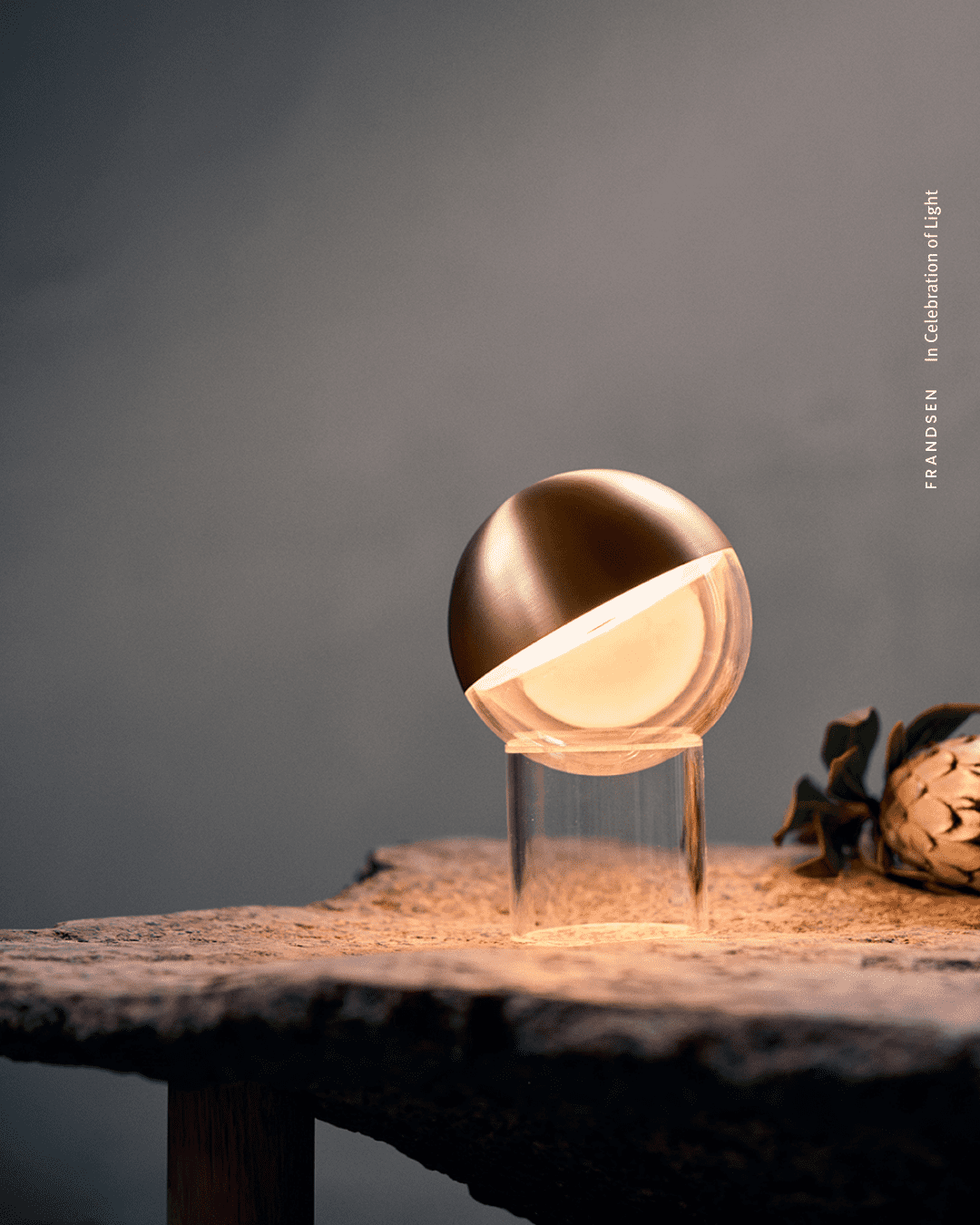Den unikke Pila Portable Table Lamp i Solid Brass