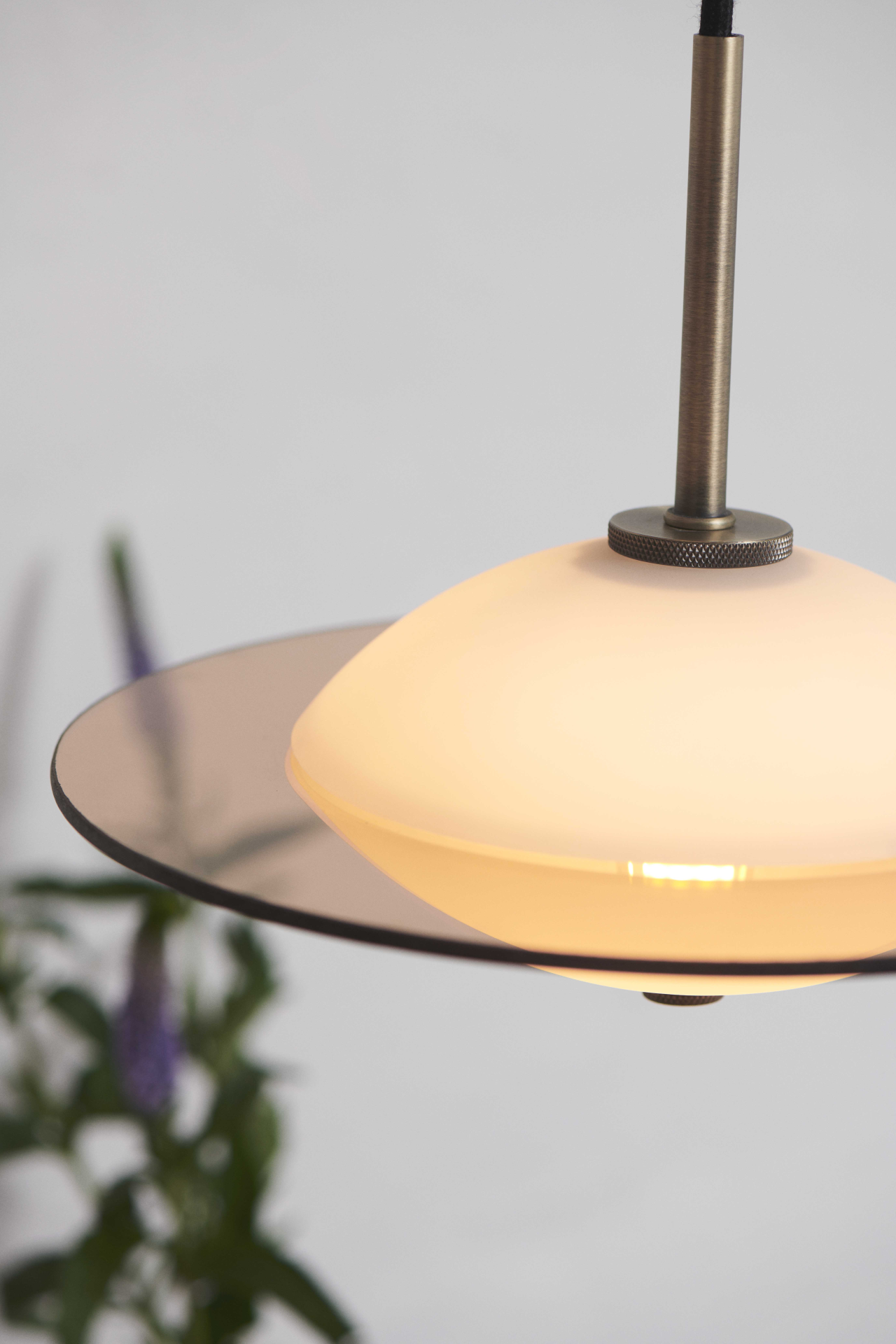 Orbit Pendel Ø24 Opal Glass, Antique Brass Metal - Halo Design