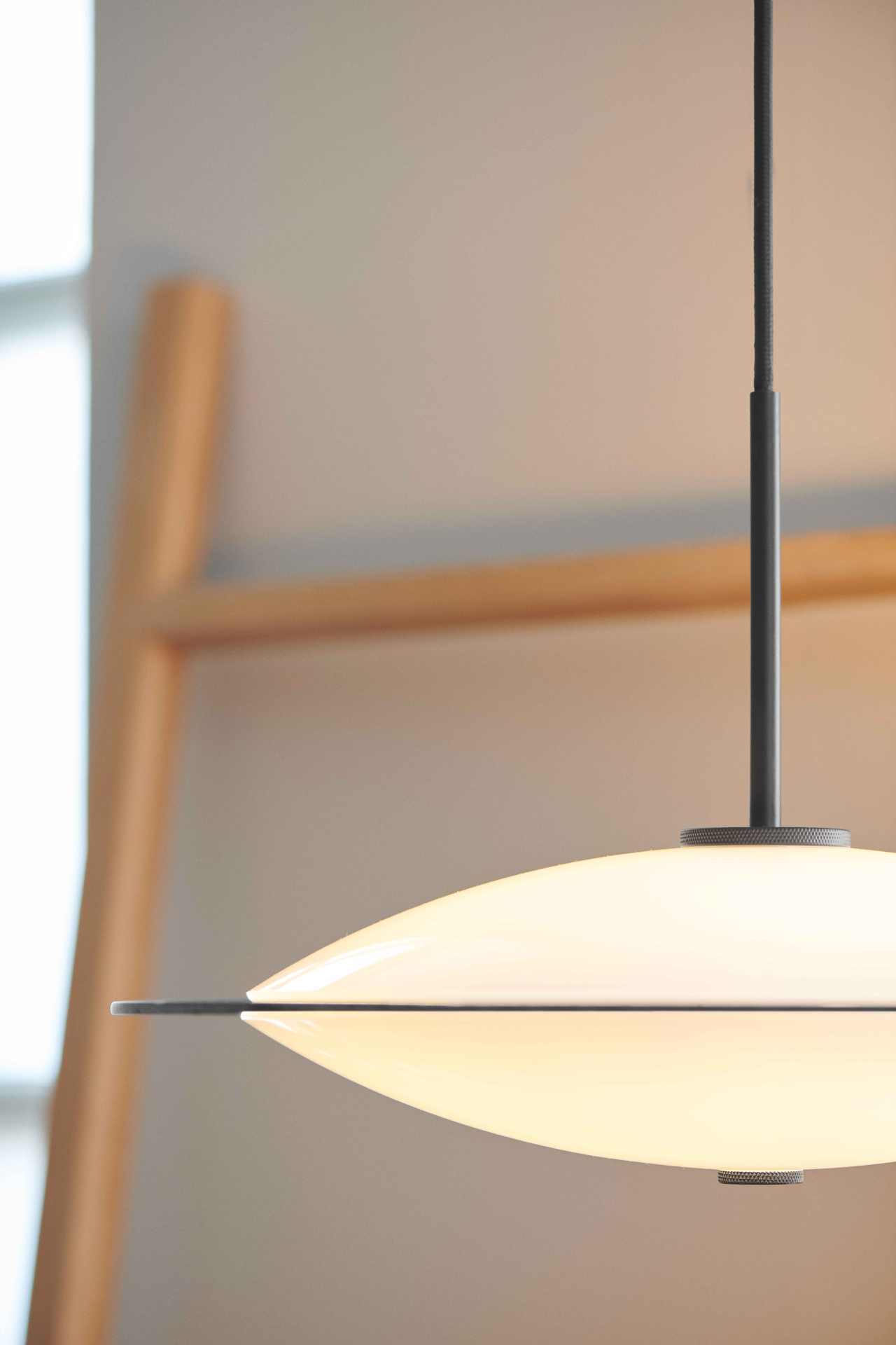 Orbit Pendel Ø40 Opal Glass, Black Metal - Halo Design