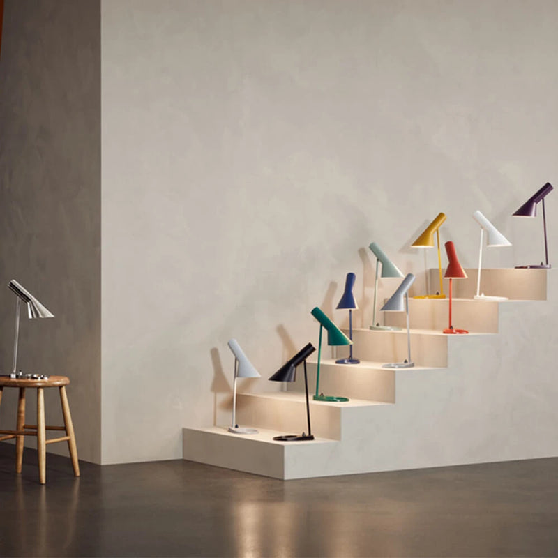 Mange Arne Jacobsen lamper på en enkel trappe