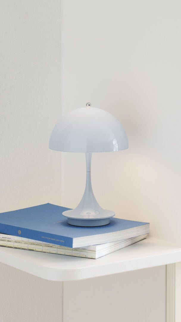 Smuk portable panthella lampe på et par bøger