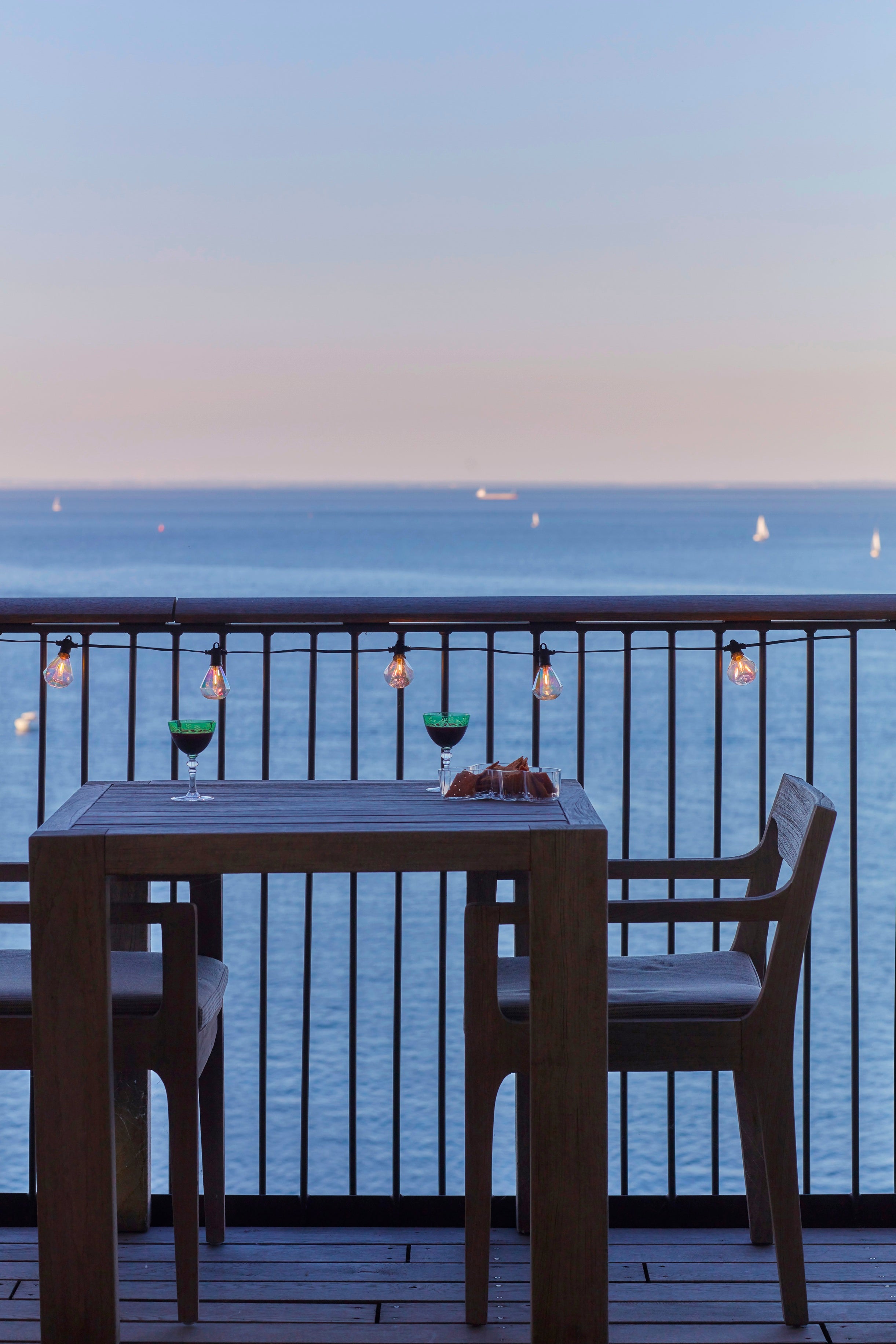 Sirius Marcus Solar Startsæt, 10L, ww, solar panel og transformer i Clear hængt op over gelænderet på altanen