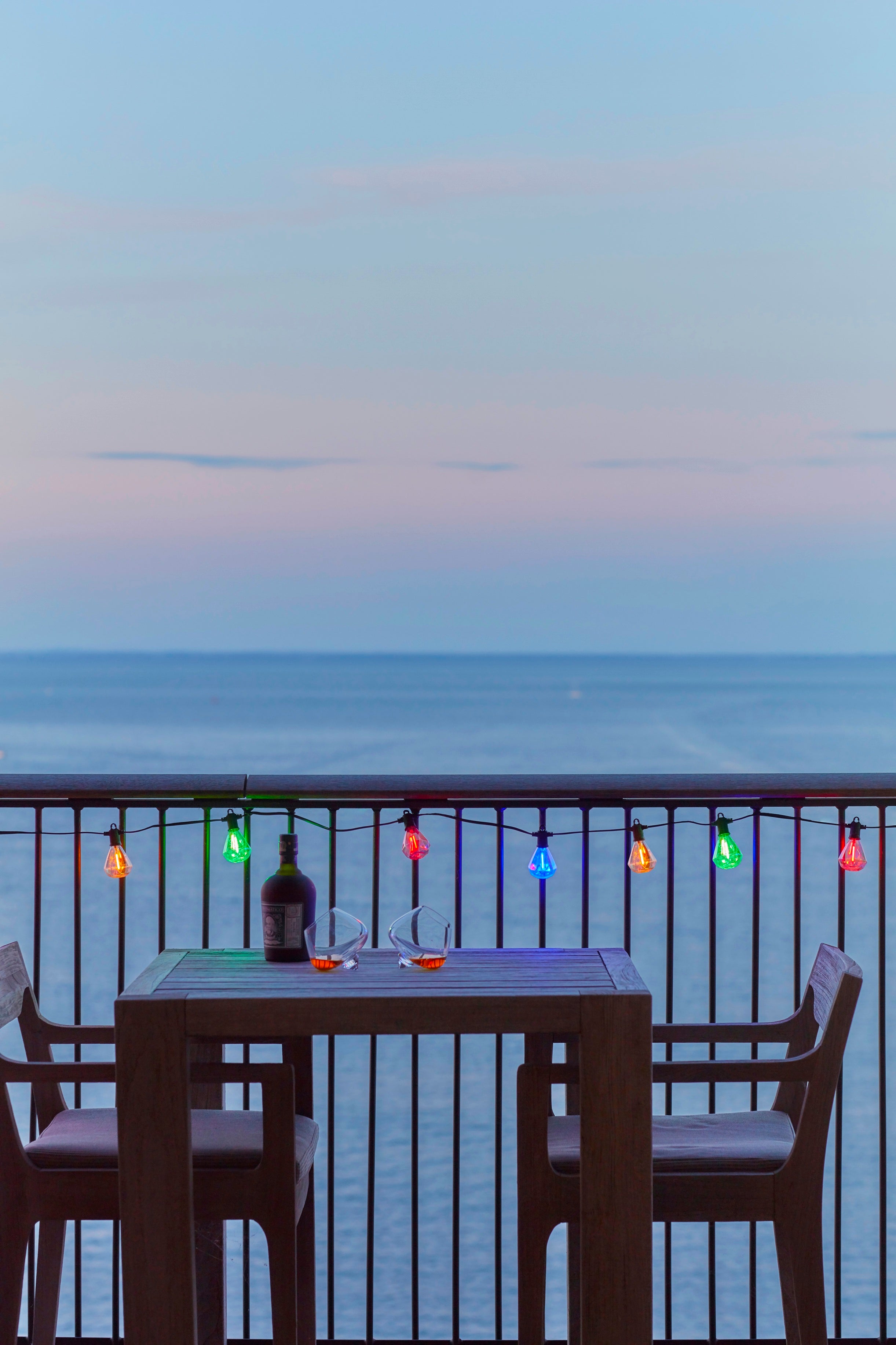 Marcus Solar Startsæt, 10L, ww, solar panel og transformer i Multi hængt op over gelænderet for en hyggelig atmosfære