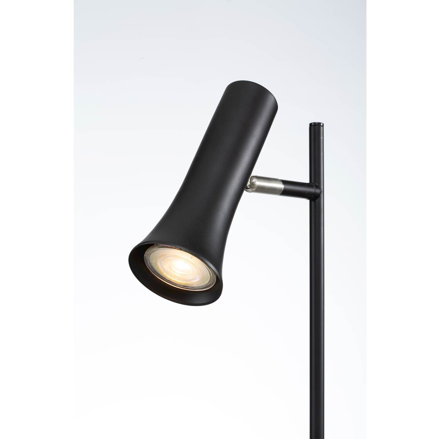 Zoomet ind på lampehovedet af Elvita's bordlampe Mariestad i Sort