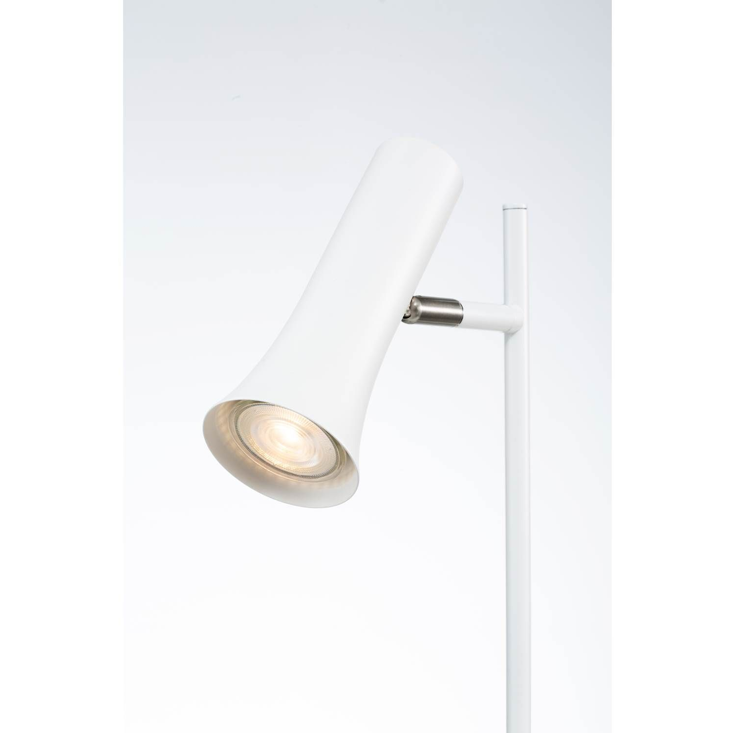 Zoomet ind på lampehovedet af Elvita's Mariestad Bordlampe i Hvid