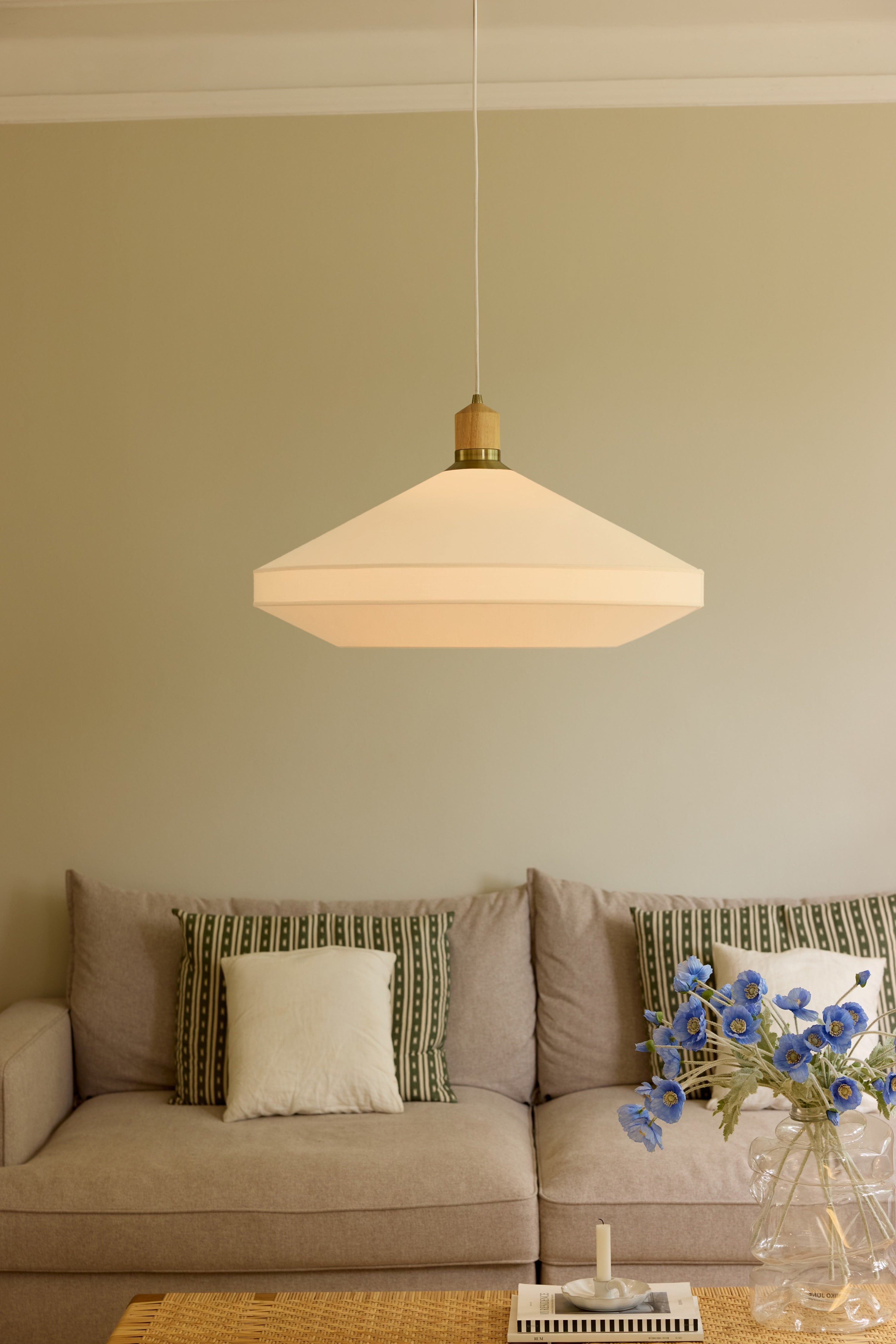 Den æstetiske Paris Soft Pendel Ø72 hængt op i stuen for dens behagelige belysning