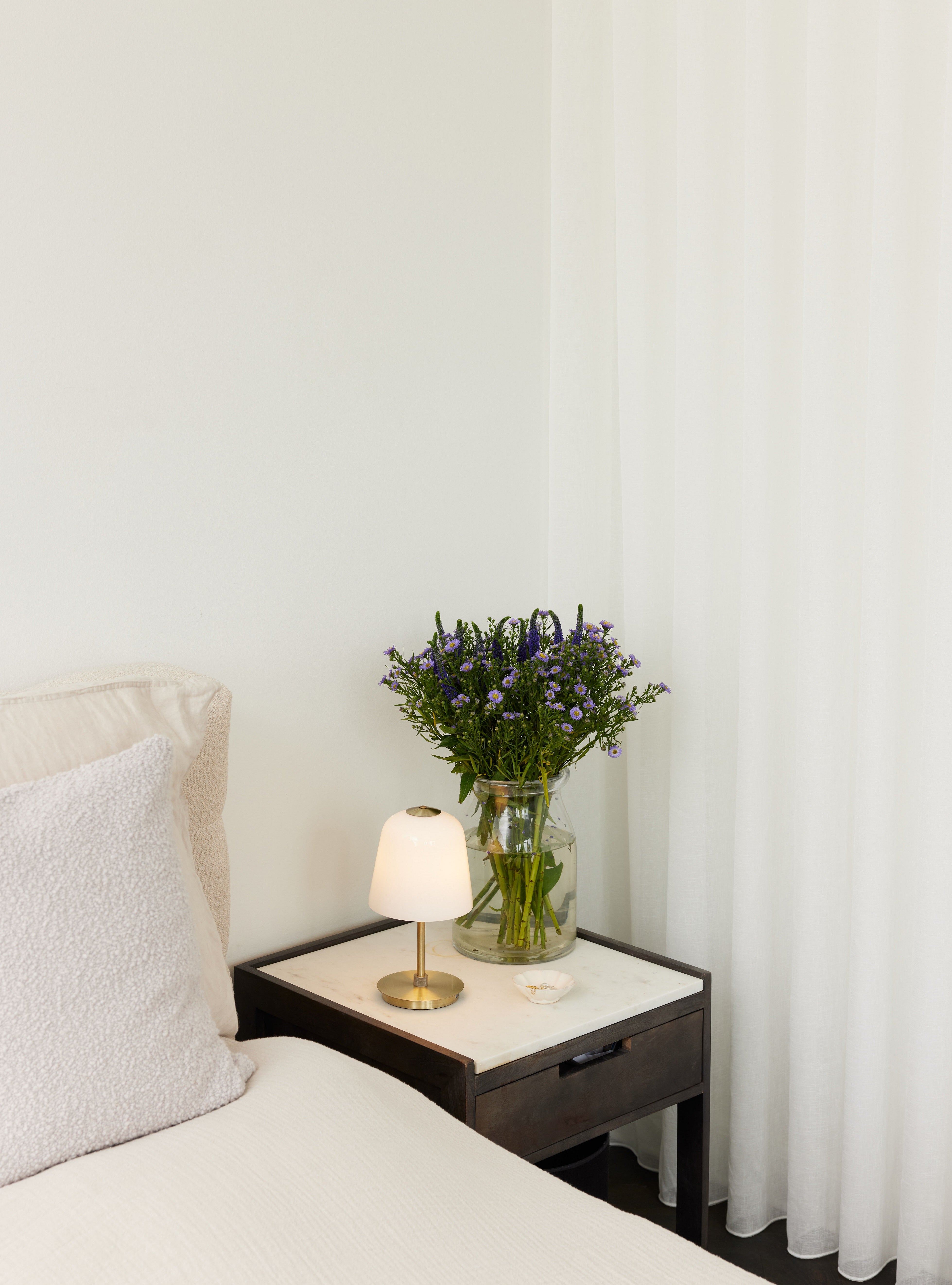 Room 49 LED-bordlampe Ø15 Opal/Messing