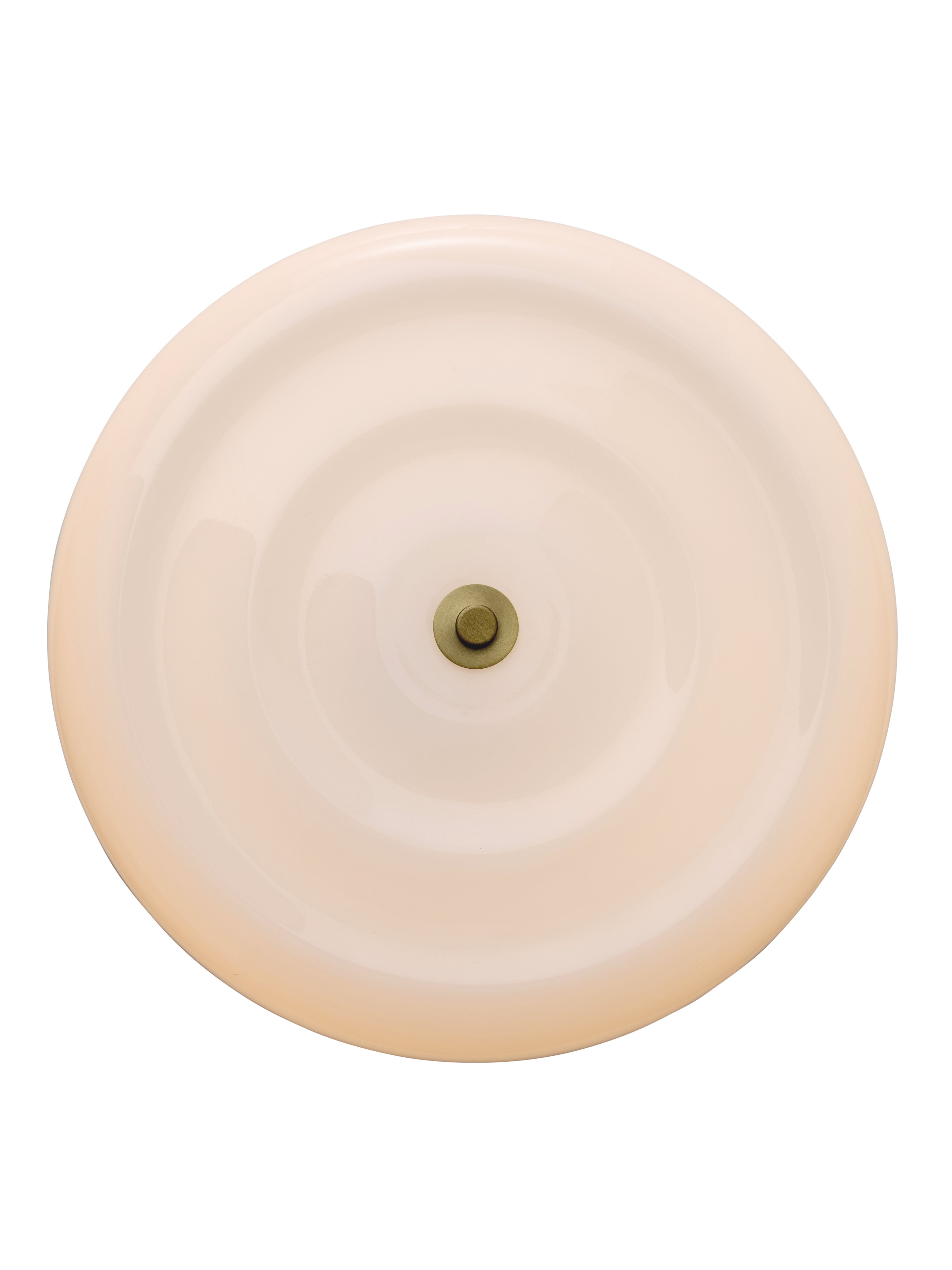 Zoomet helt ind på den unikke lampeskærm fra Stockholm Loftslampe 3-Step i Opal