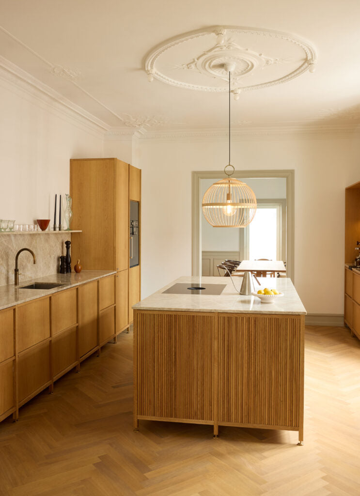 En stor Halo Design-pendel til det store køkken