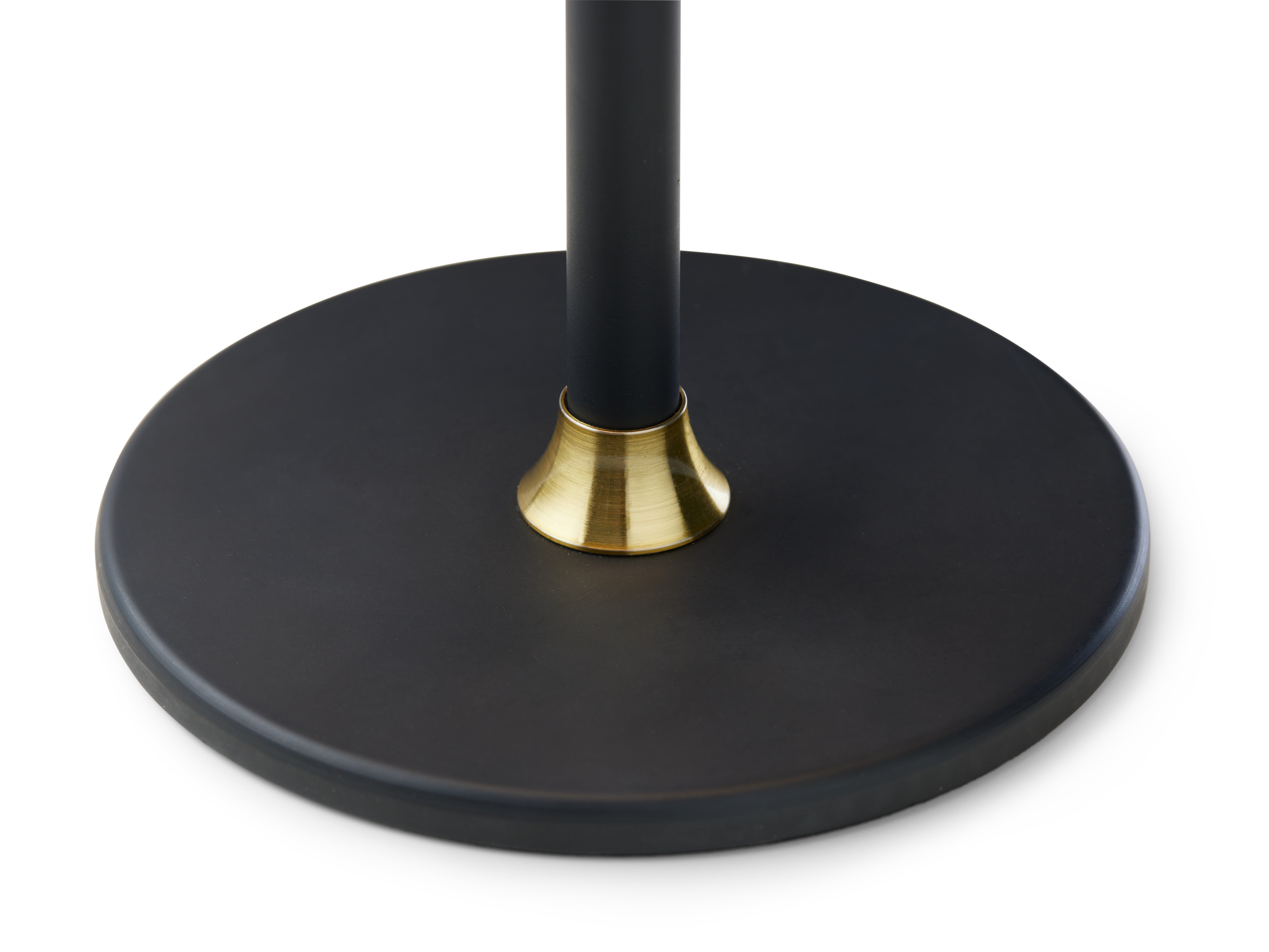 En flot kombination af sort og messing på Halo Design Moon Light LED Sort Portable Bordlampe