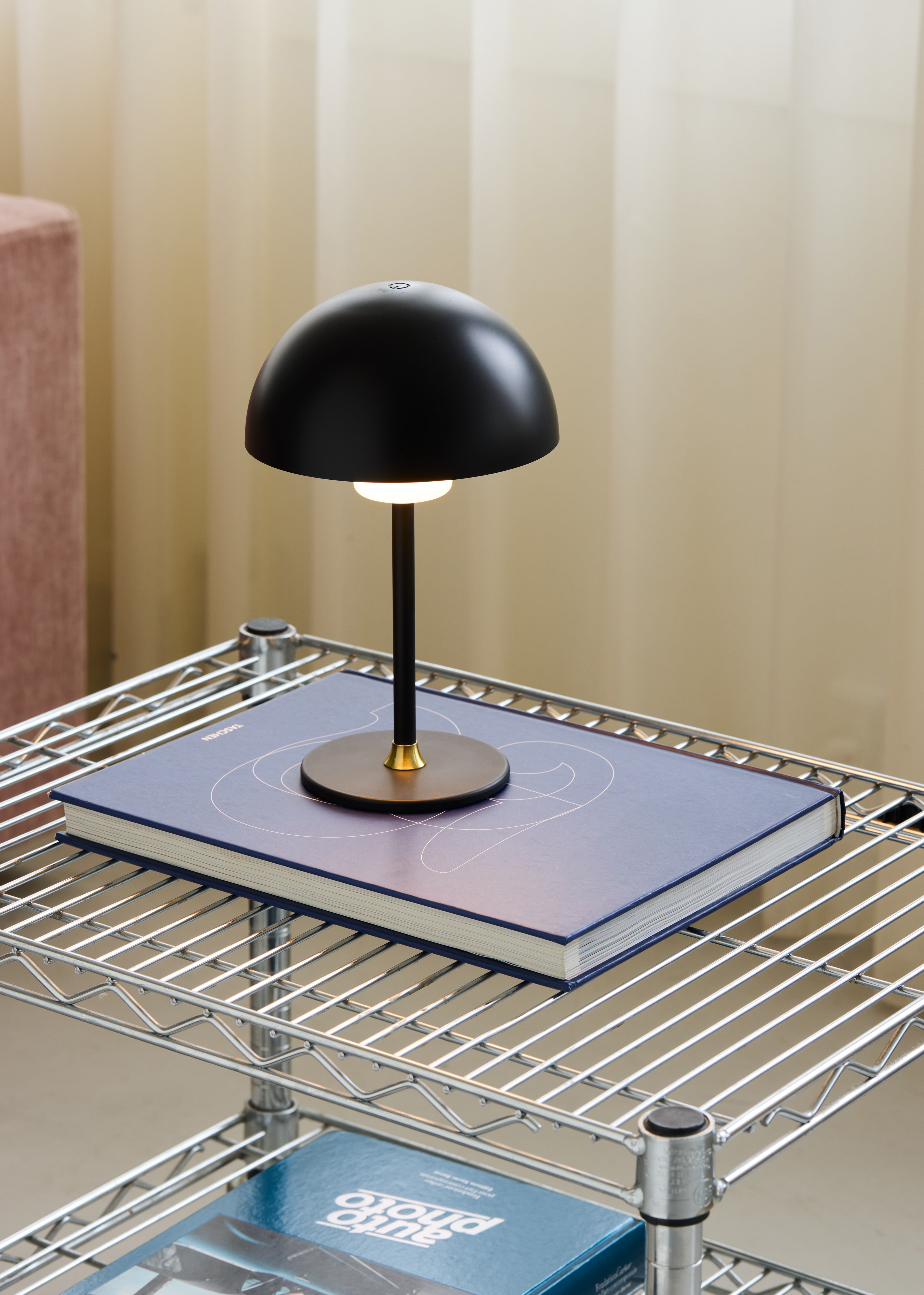 Tag din Halo Design Moon Light LED Sort Portable Bordlampe med dig hvor end du savner kvalitetslys