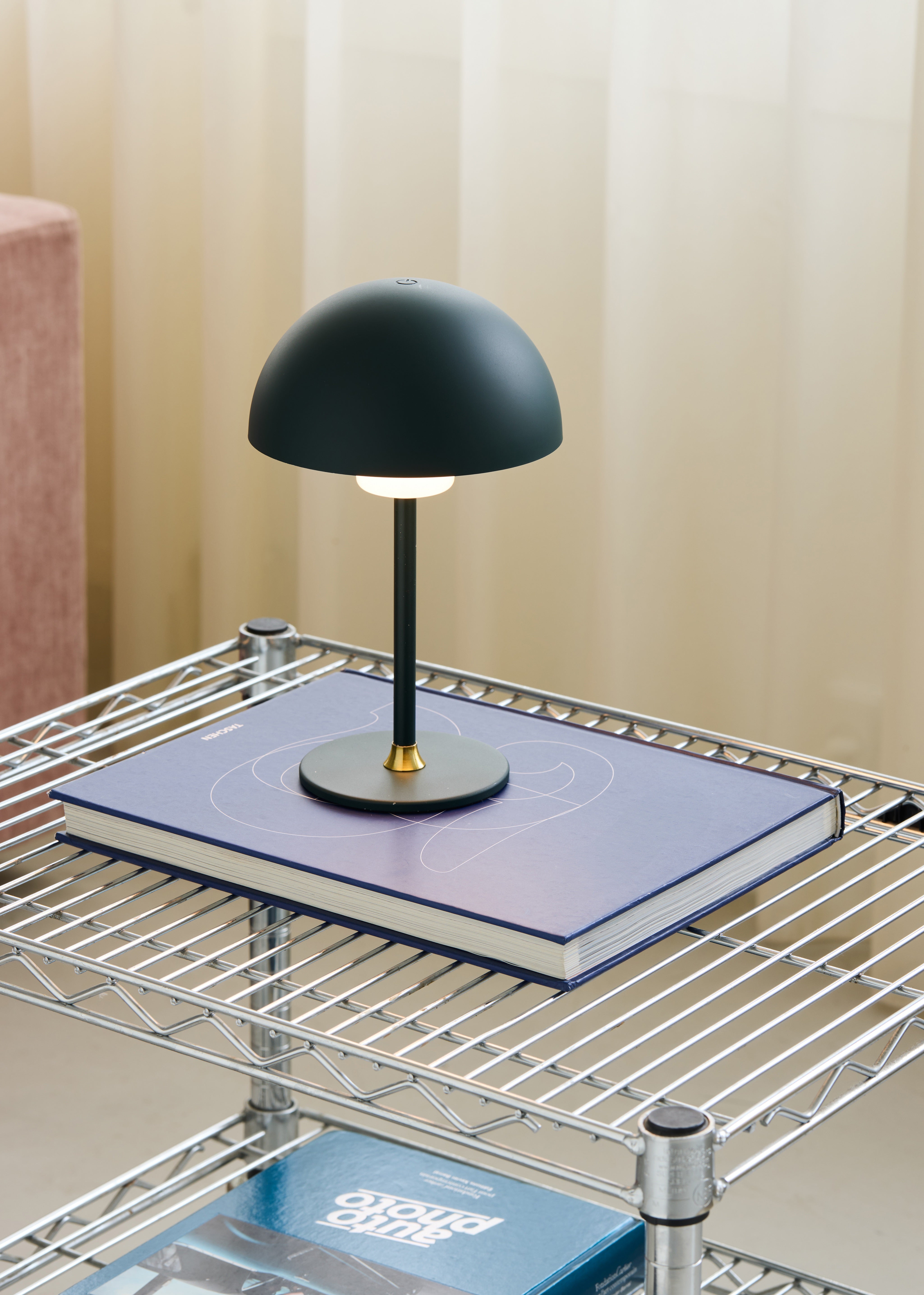 Giv ethvert rum et pift elegance med Halo Design Moon Light LED Mørkegrøn Portable Bordlampe