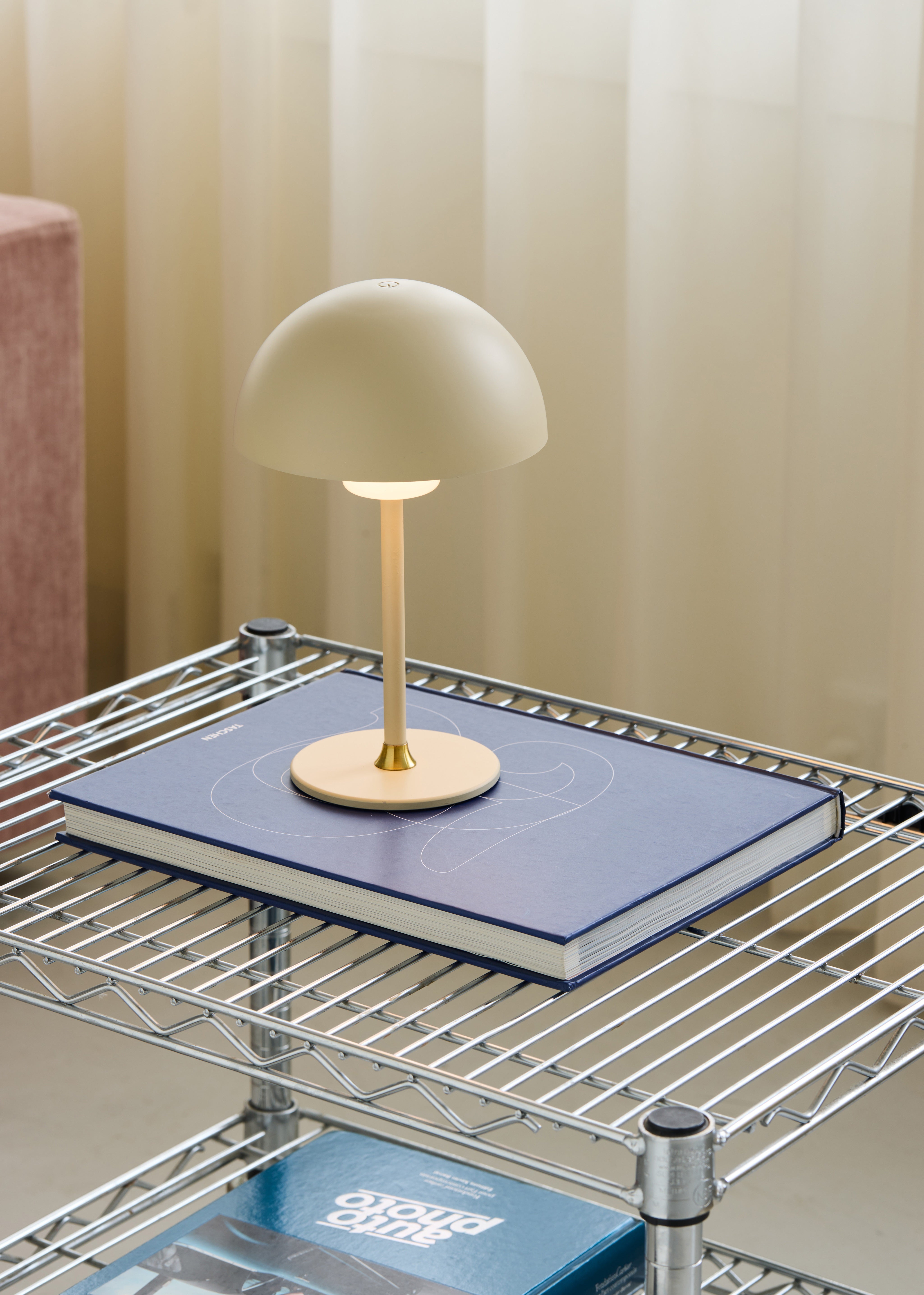 Halo Design Moon Light LED Bordlampe Creme kan flyttes rundt og tændes som du ønsker