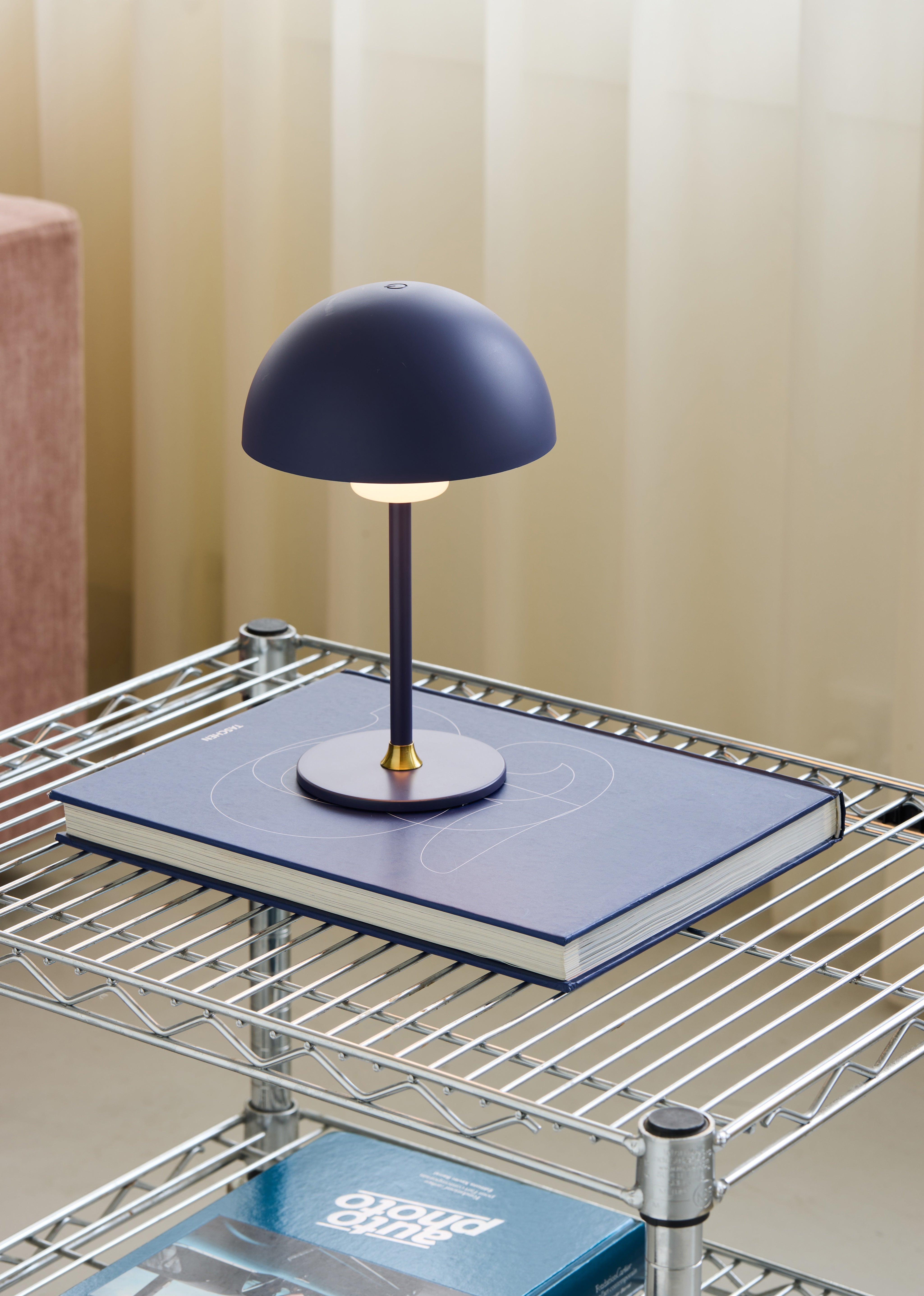 Hverdagshygge med Halo Design Moon Light LED Mørkeblå Portable Bordlampe