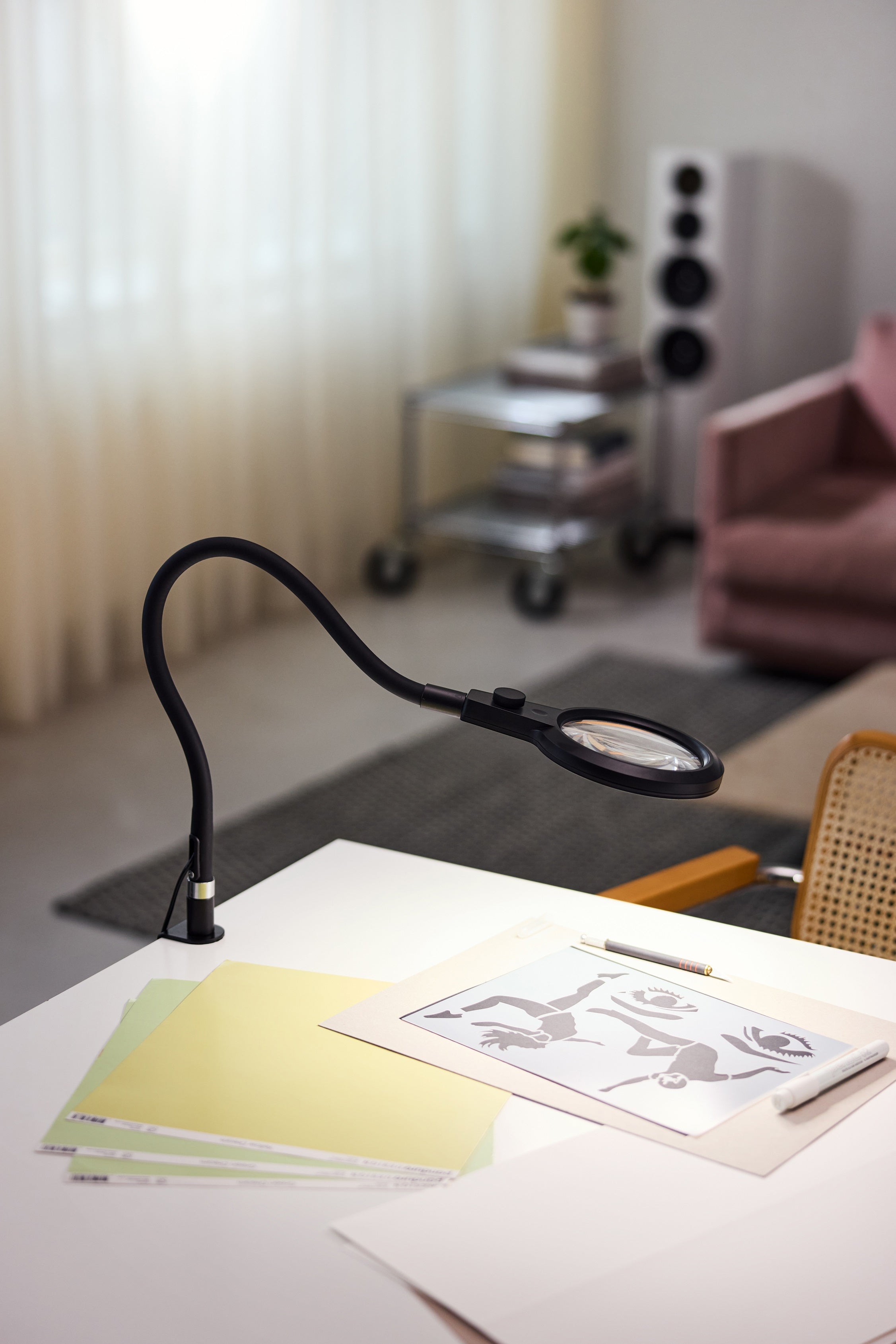 Halo Designs nye Magni Clips Superflex Table Lamp i Sort på arbejdsbordet