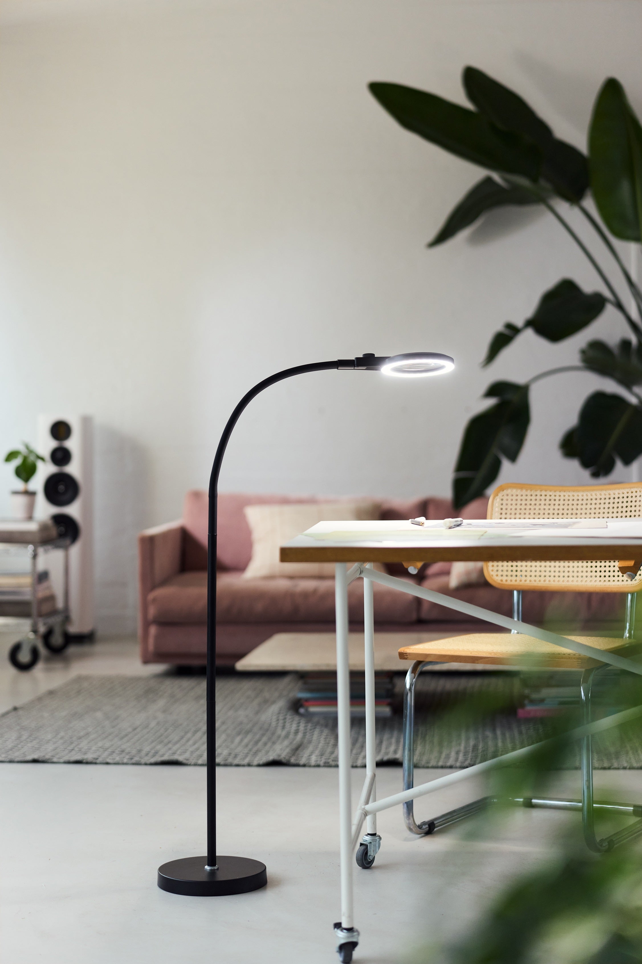 Magni Charge Superflex Portable Floor Lamp i Sort ved arbejdsbordet i stuen