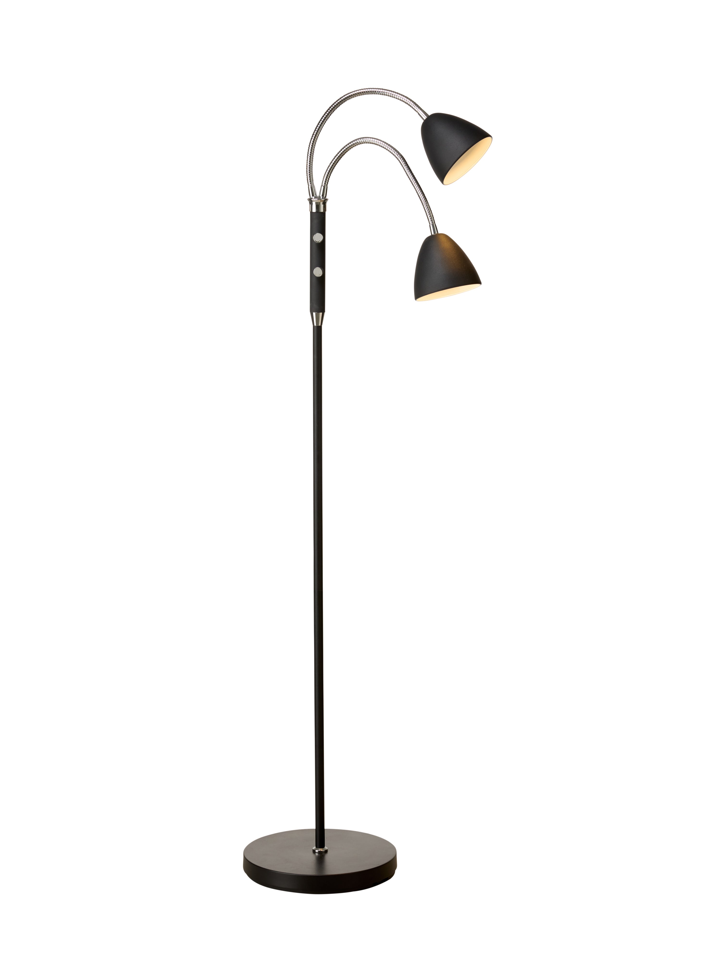 Den unikke og skandinaviske designet Room 2-Arm Gulvlampe i Sort Krom placeret foran en hvid væg