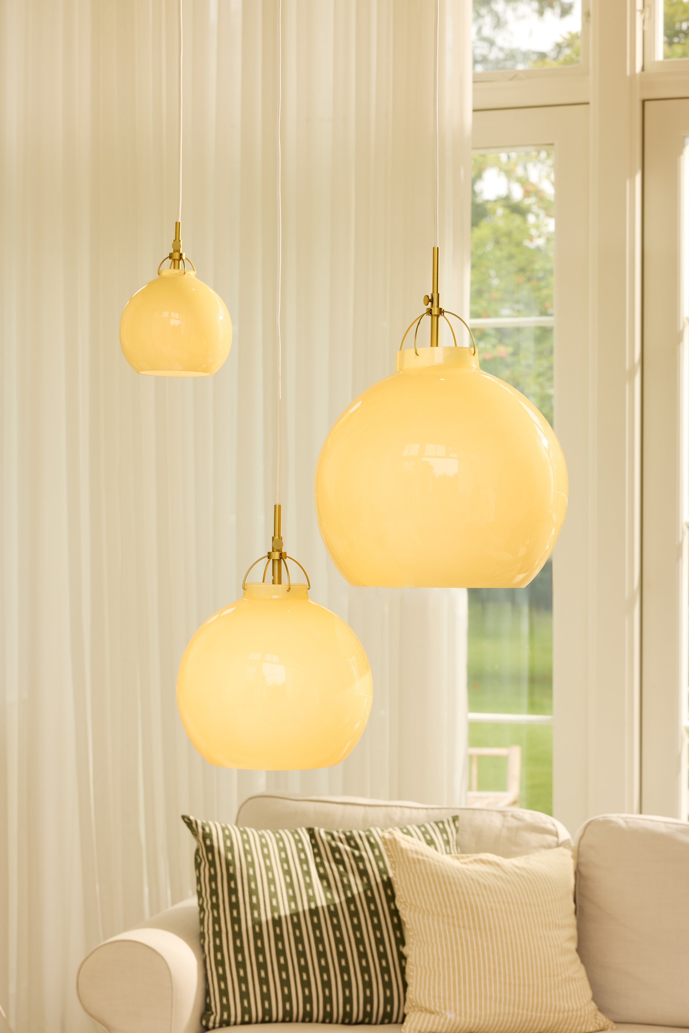 Zoomet ind på den æstetiske Toscana Pendel Ø27 i Cream hængt op i stuen med den større varianter