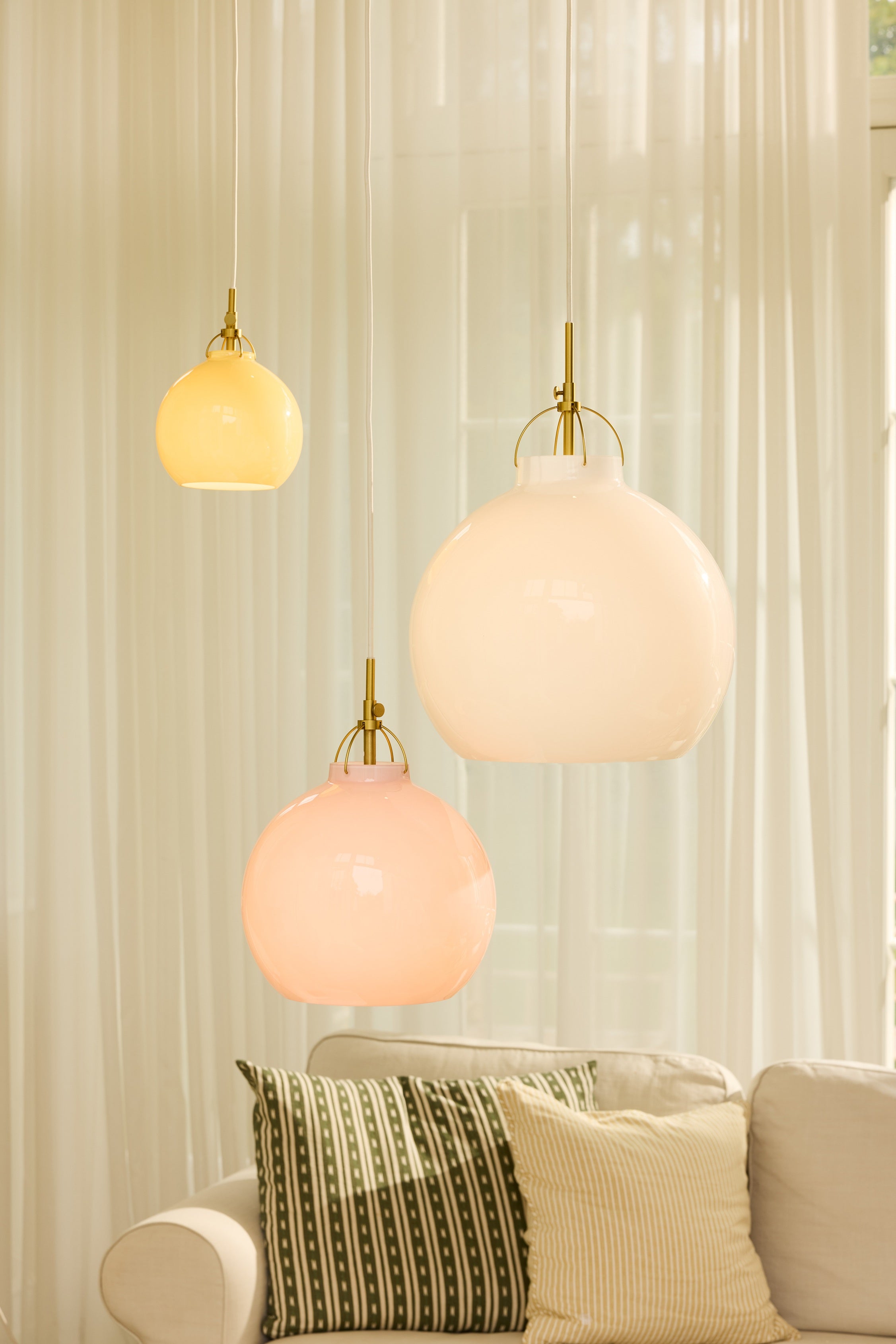 Den æstetiske Toscana Pendel Ø27 i Rose hængt op i hjørnet af stuen