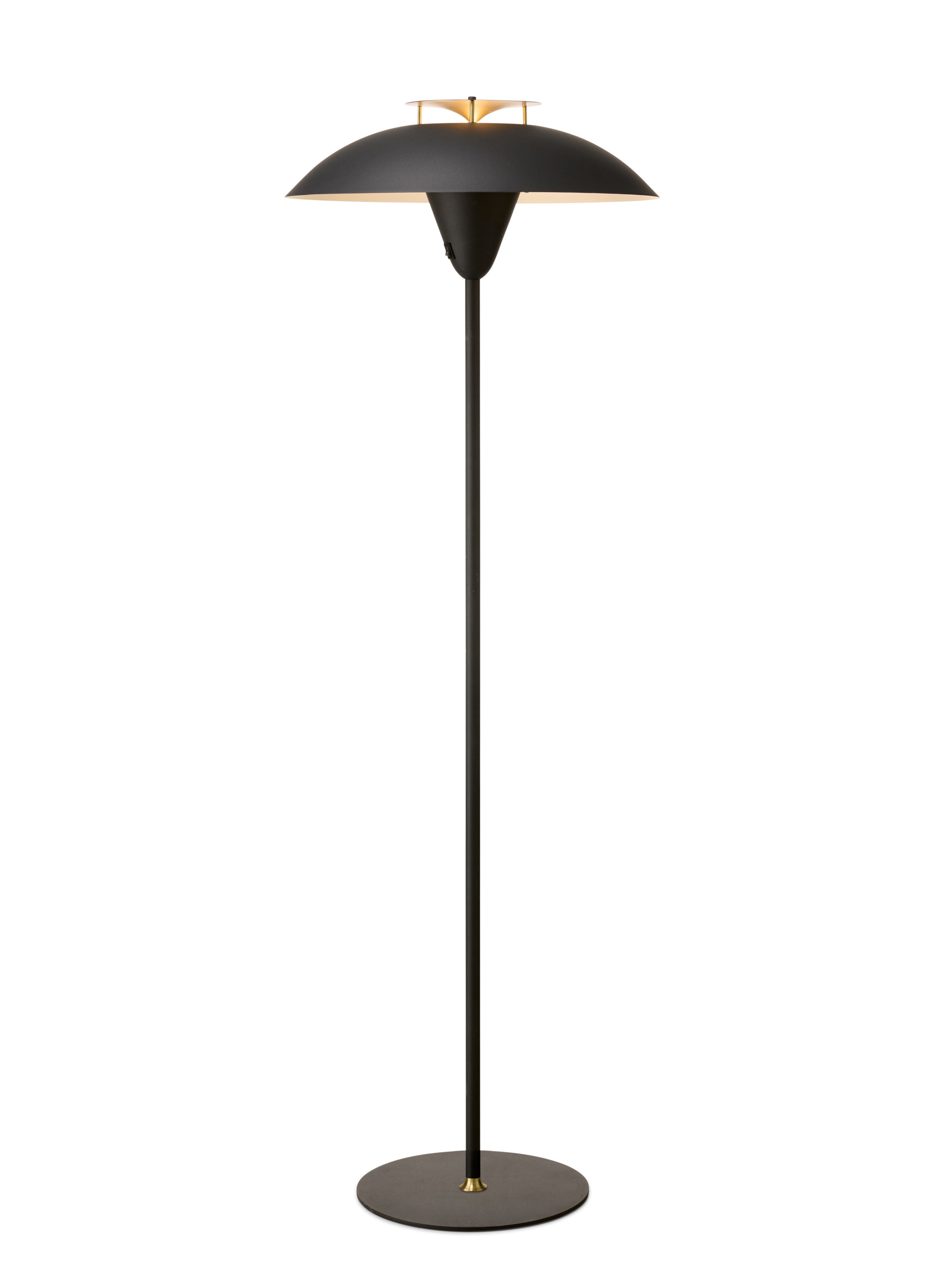 Den æstetiske Stepp Gulvlampe i Sort/Antique placeret foran en hvid væg for den flotte kontrast