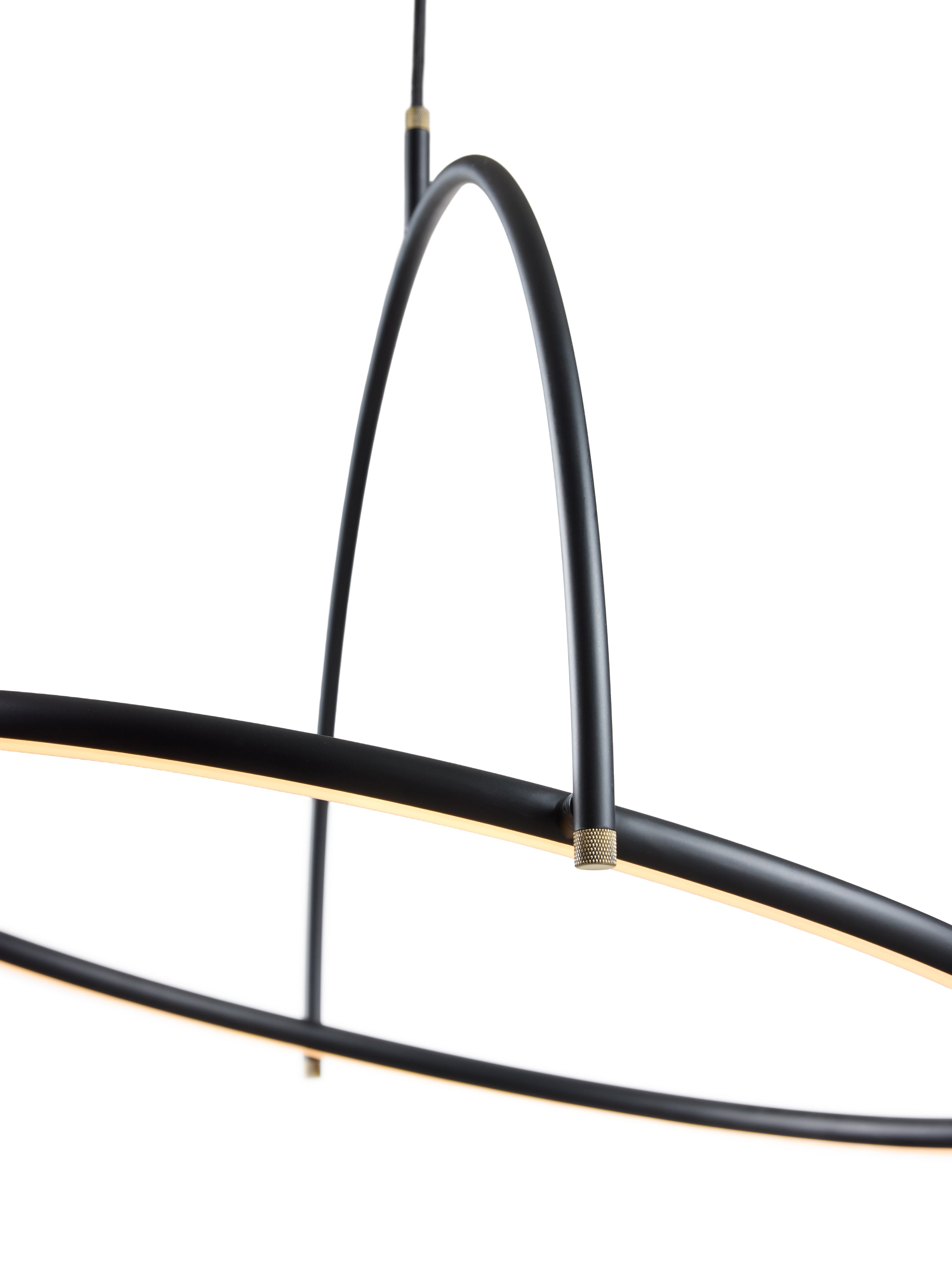 Zoomet helt ind på den unikke designet Tilt Lysekrone Ø40 3-Trins i Sort