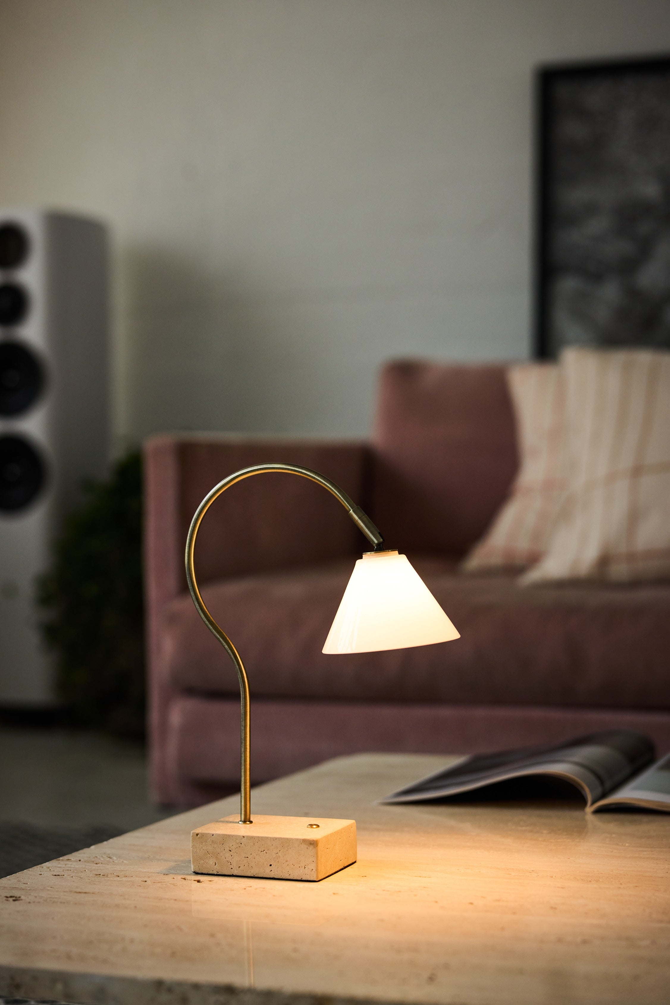 Halo Designs Question Portable Table Lamp Antique Opal Glass i Brass på stuebordet