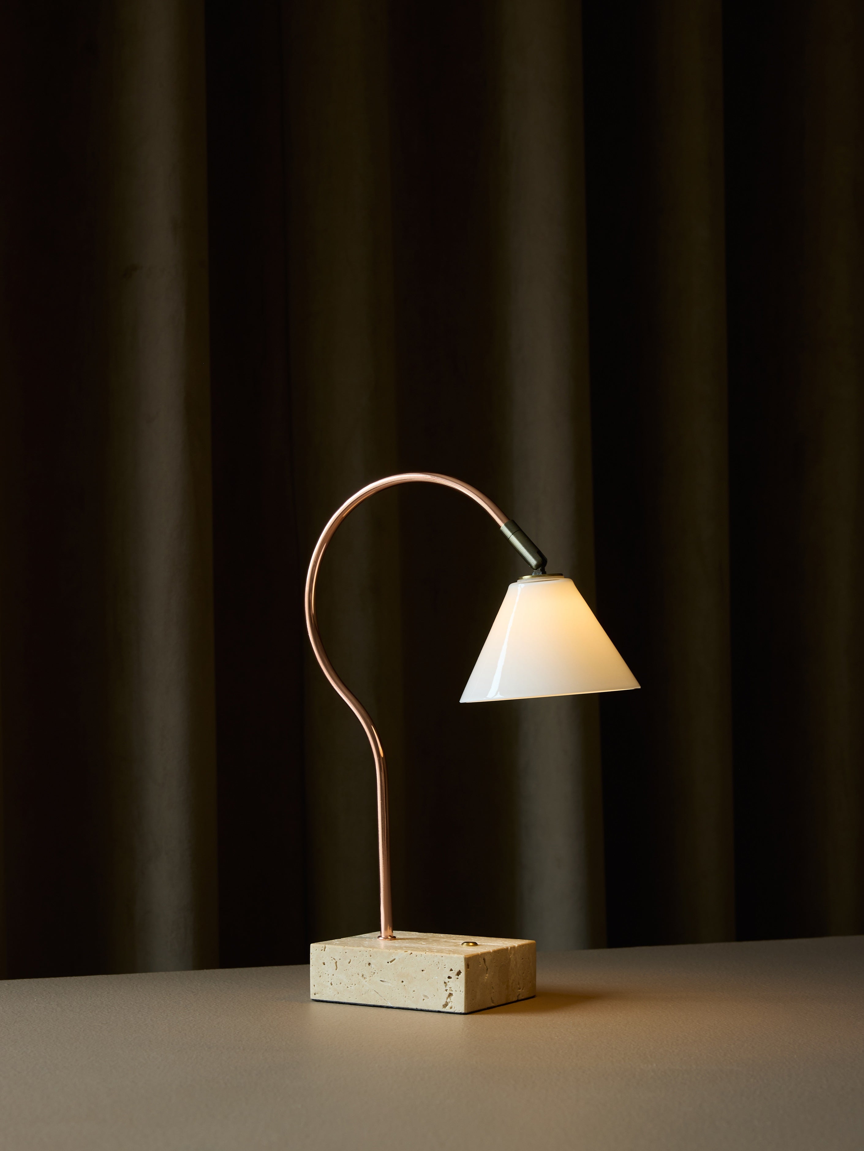 Question Portable Table Lamp Copper Antique Brass Opal Glass på arbejdskontoret