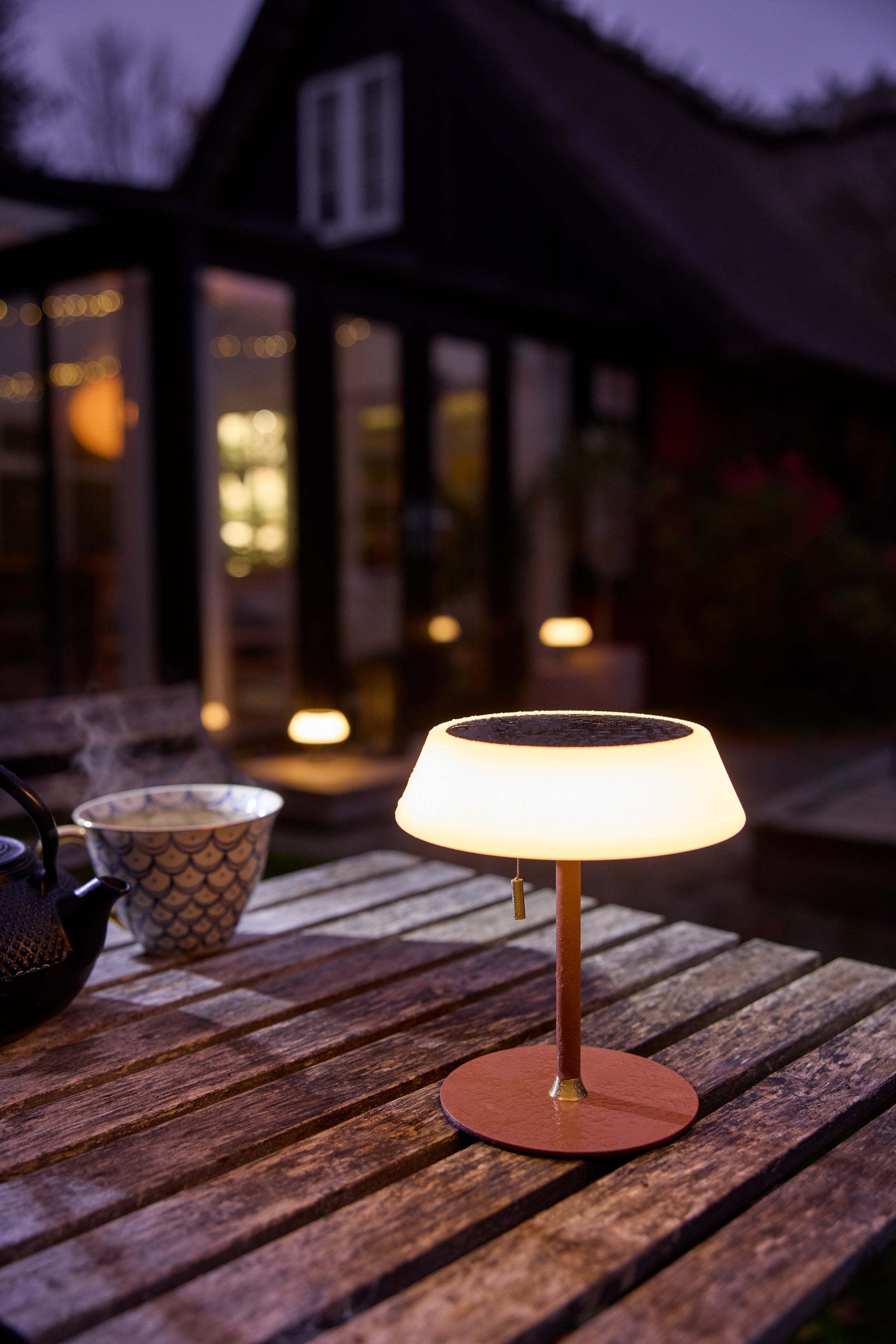 Halo Designs nye Solar Portable Table Lamp i Terracotta udenfor på en bænk