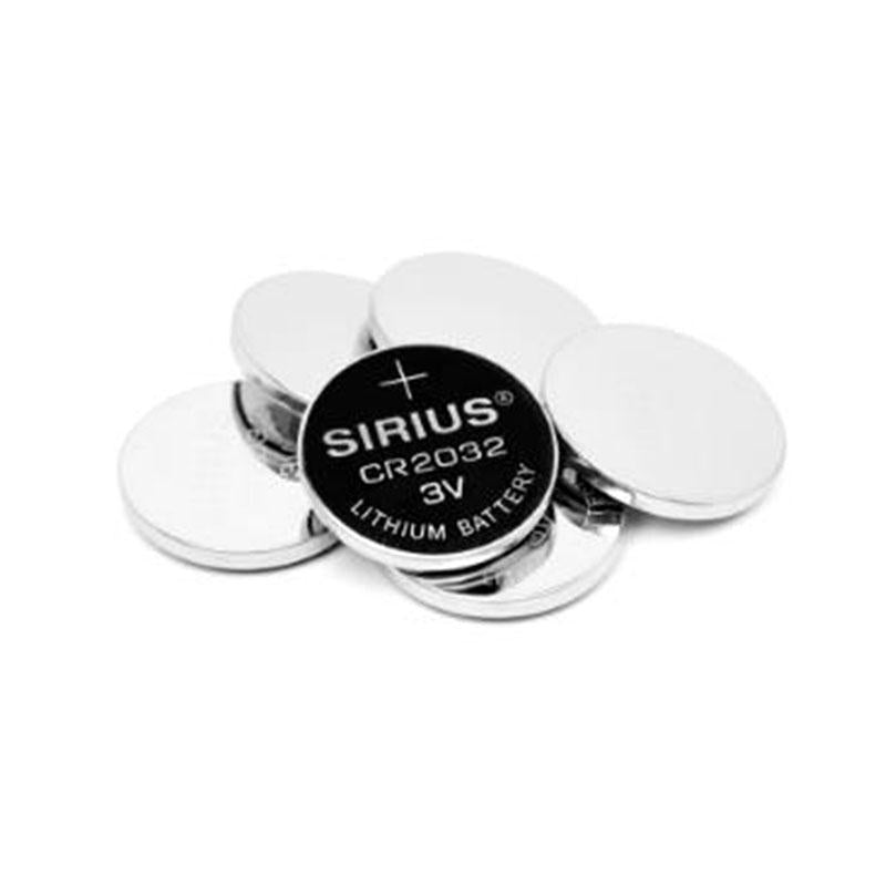 De unikke Sirius CR2032 3V knapcellebatterier 6stk. placeret på et hvidt bord