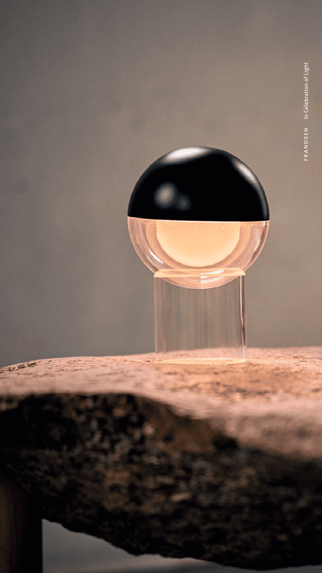 Helt tæt på Pila Portable Table i Sort der står på sofabordet