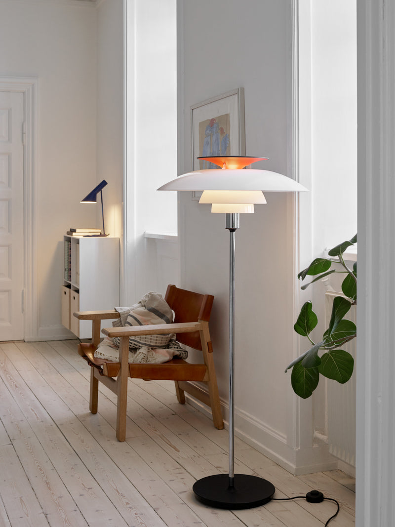 Klassisk PH 80 gulvlampe i en stue med trægulv