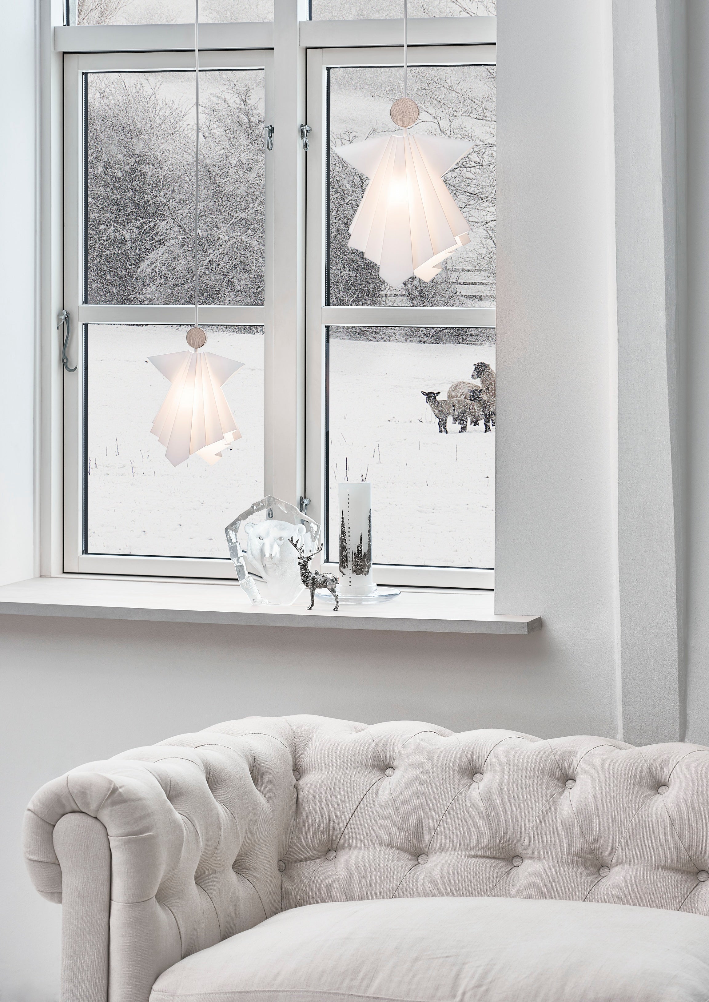 Le Klint 81350 Angel Uriel small og x-small pendel to i vindue over sofa