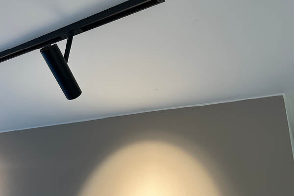 Designline sort skinne med matching sort Tube Slim 3000K fra Antidarks Designline serie