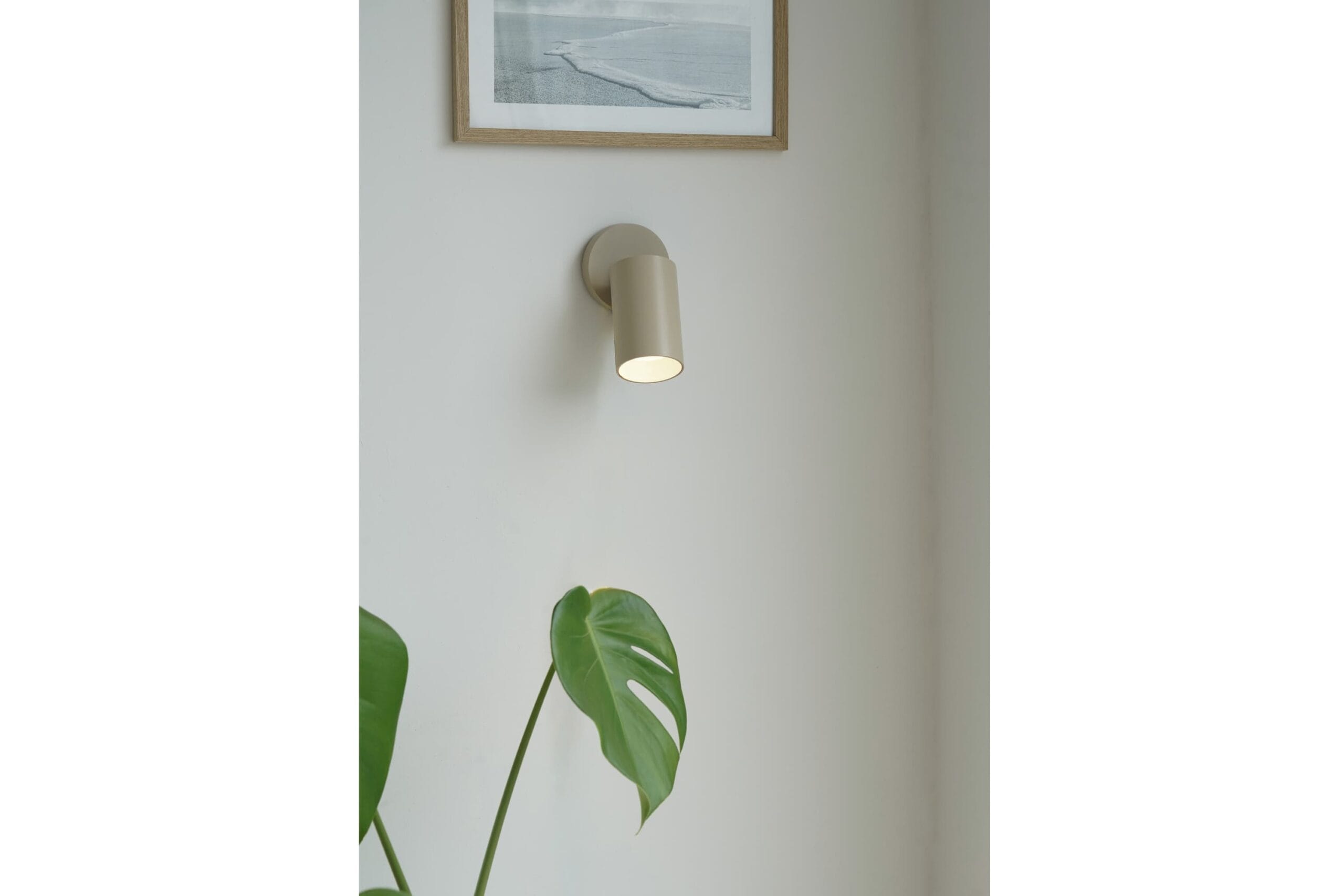 Antidark SpotOn Circle1 GU10 Beige Loftslampe tændt på væggen