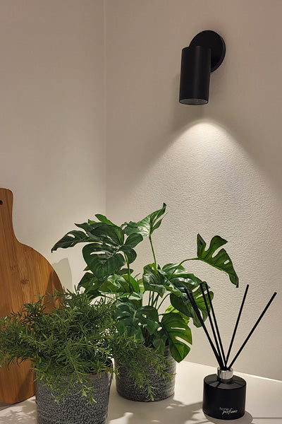 Antidark SpotOn Circle1 på væggen i entréen, close up