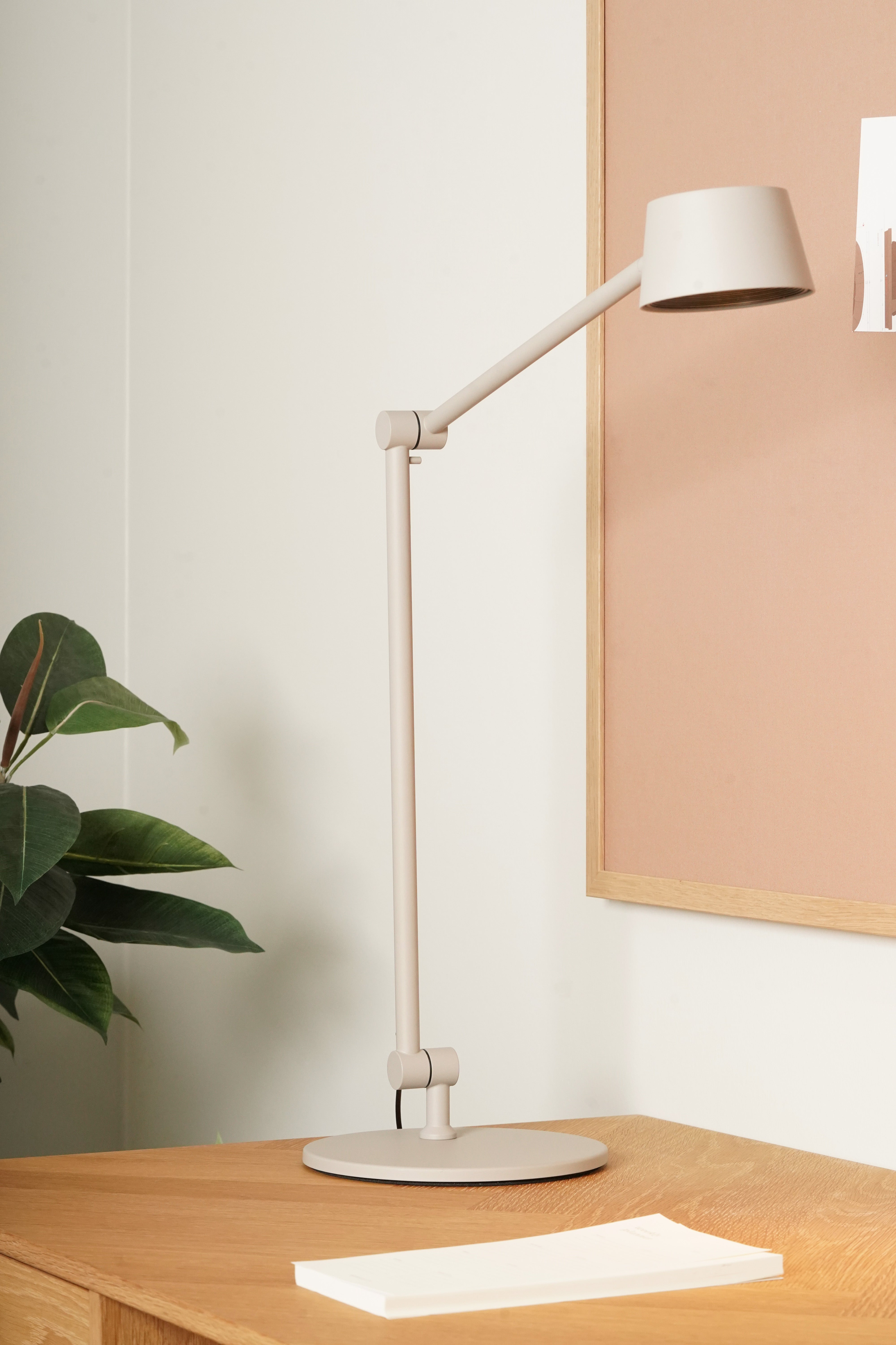 Direction T1 matgrå LED bordlampe slukket på bord