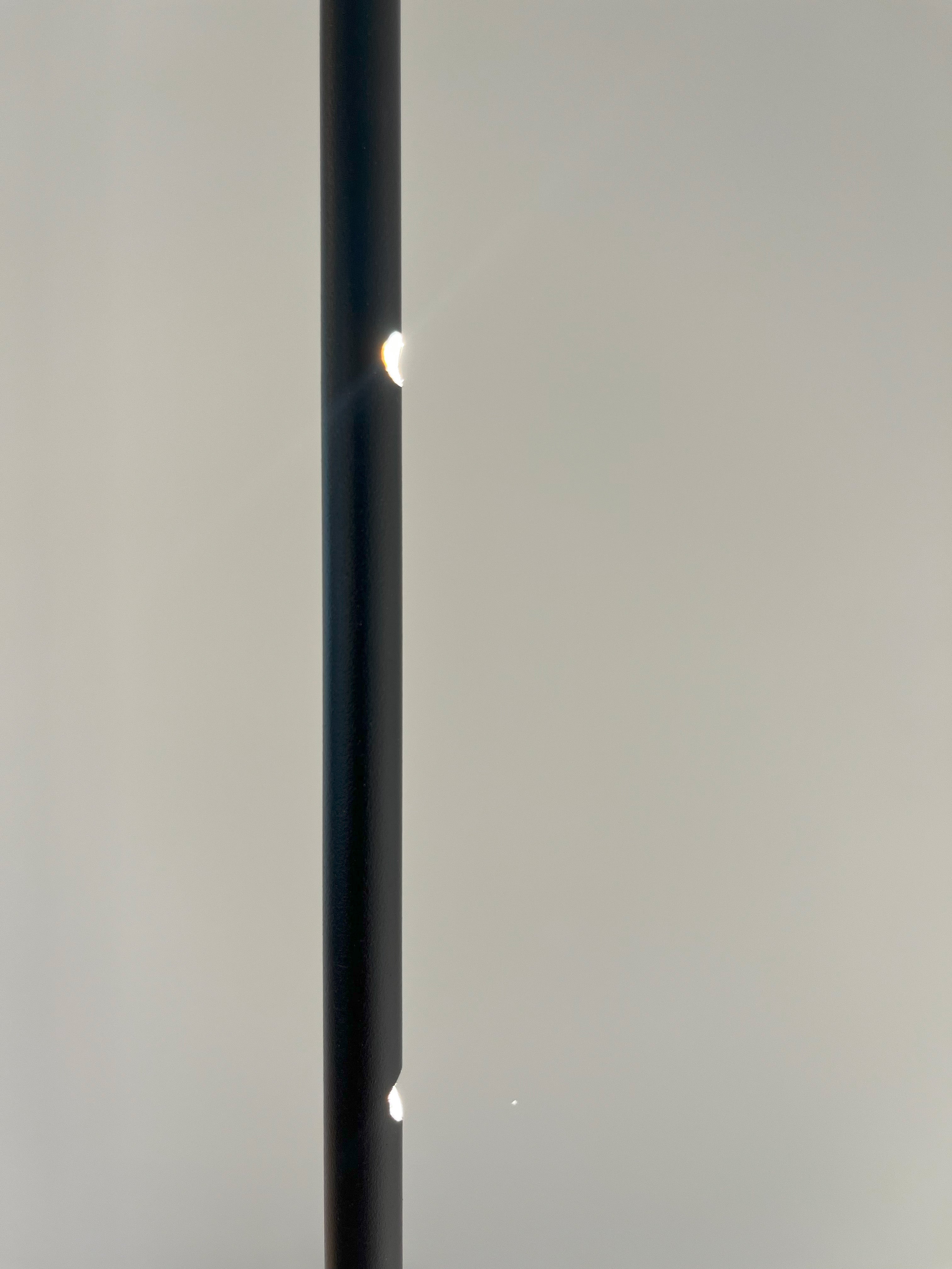 Lys stråler ud fra hullerne på Antidark String sort gulvlampe 3000K 12w LED