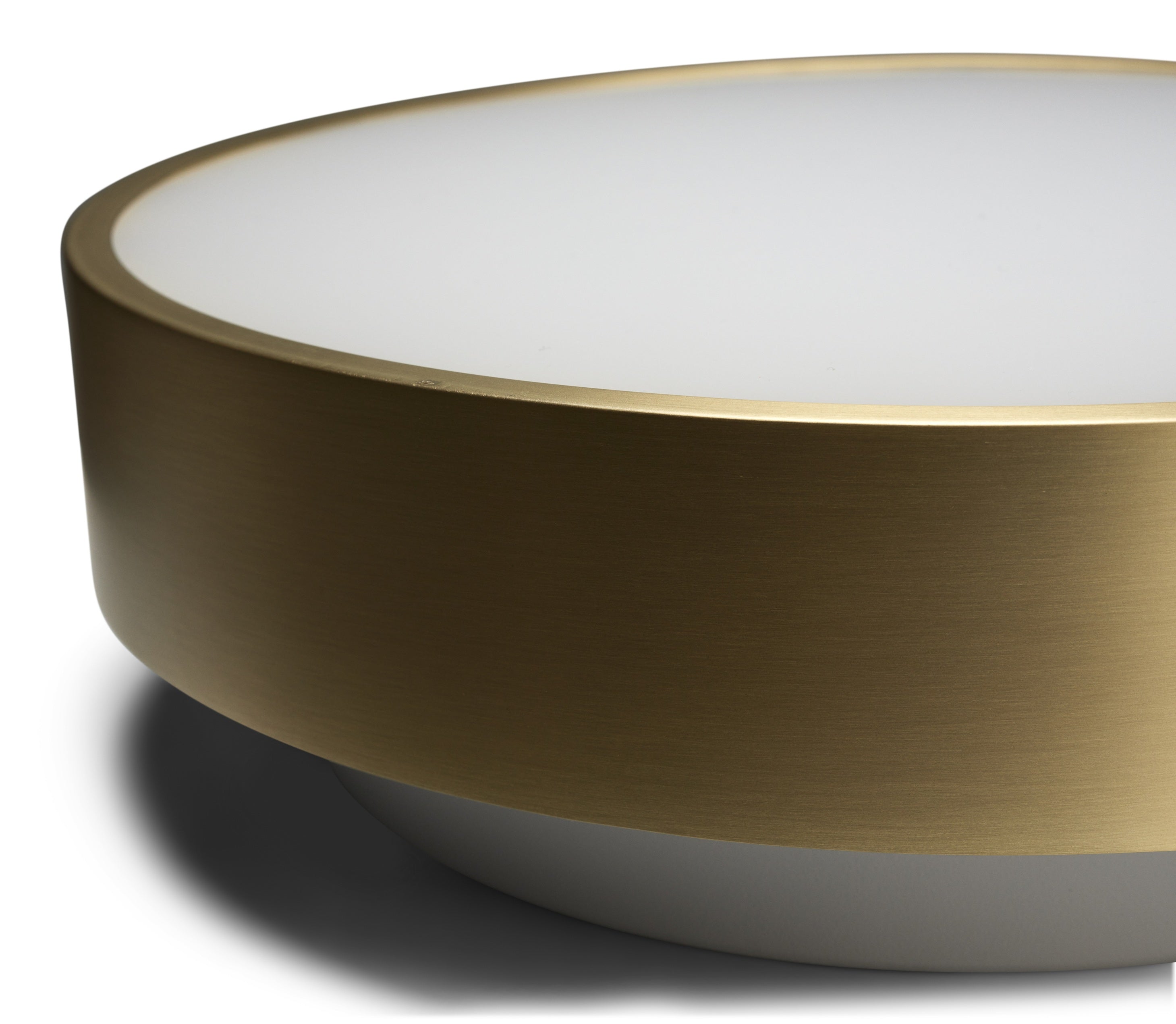 Zoomet helt ind på loftslampen fra Antidark Luna C260 Plafond LED 2700K i Brass