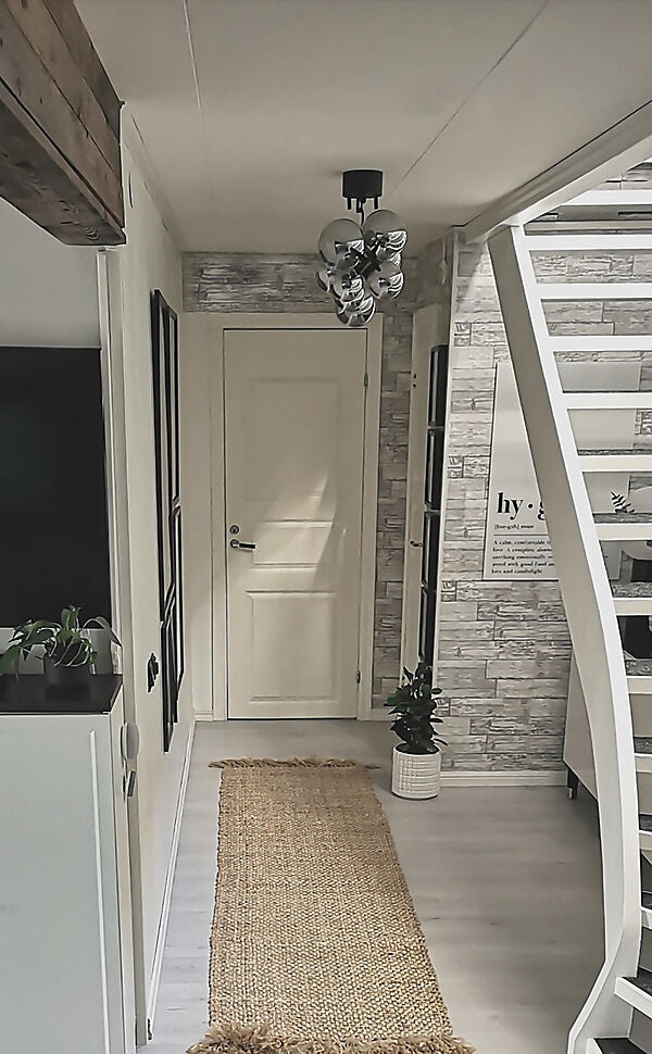 Den unikke designet Molekyl Loftslampe i Sort/Røg grå hængt op i indgangen