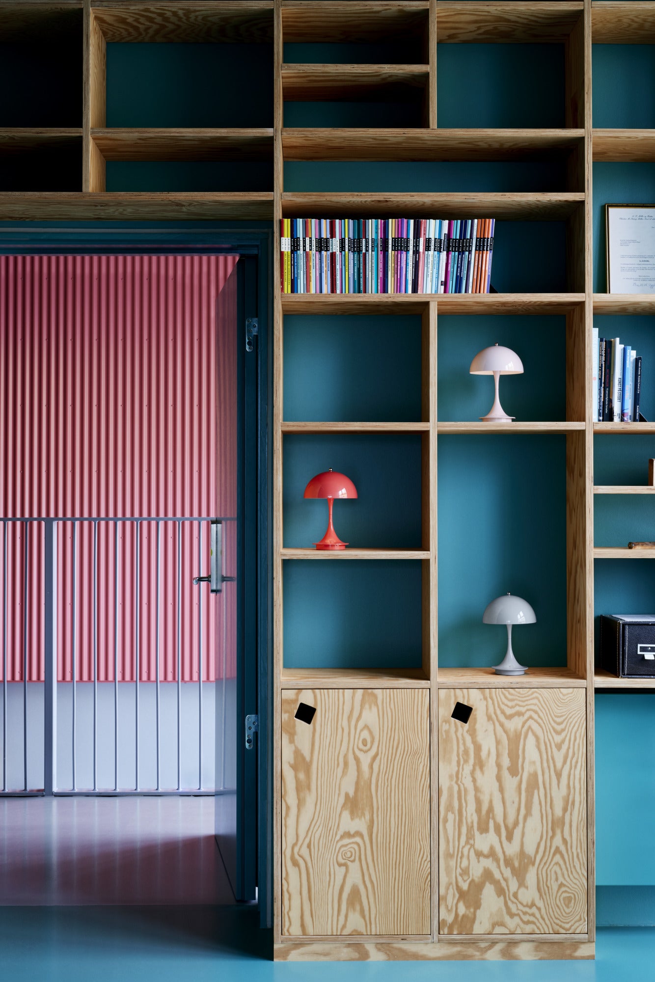 Panthella lamper i en træreol