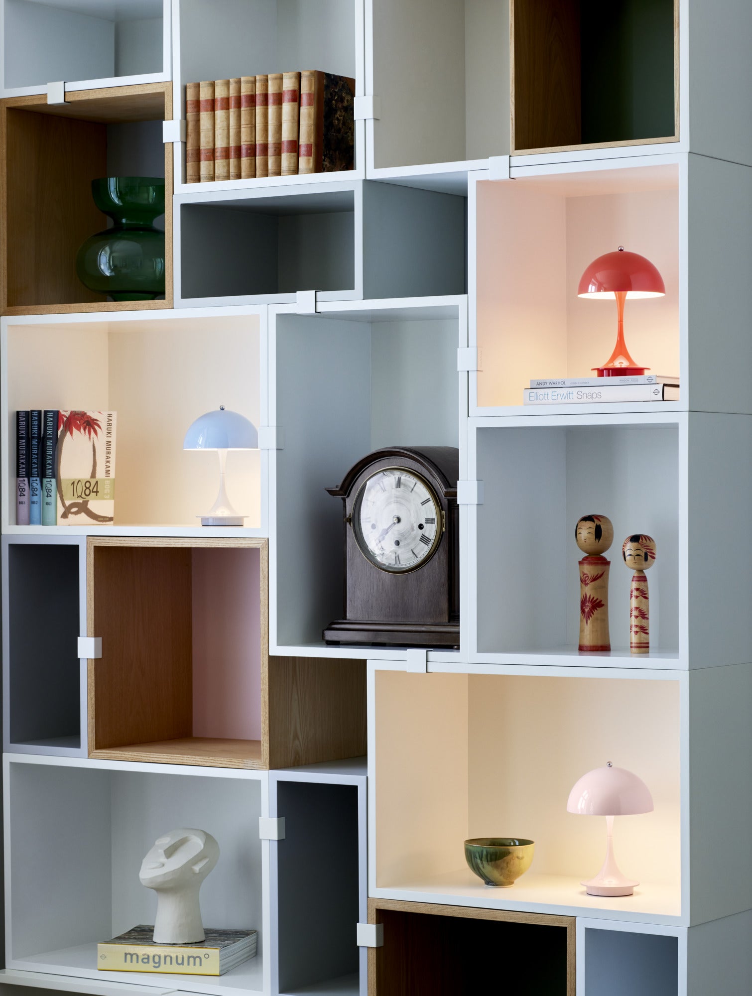 Tre smukke portable lamper fra Louis Poulsen i en reol