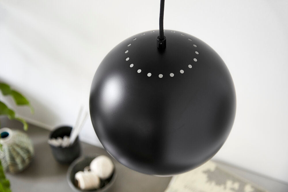 Ball Pendel Ø25, Matt Hvid m. Antik Messing Top
