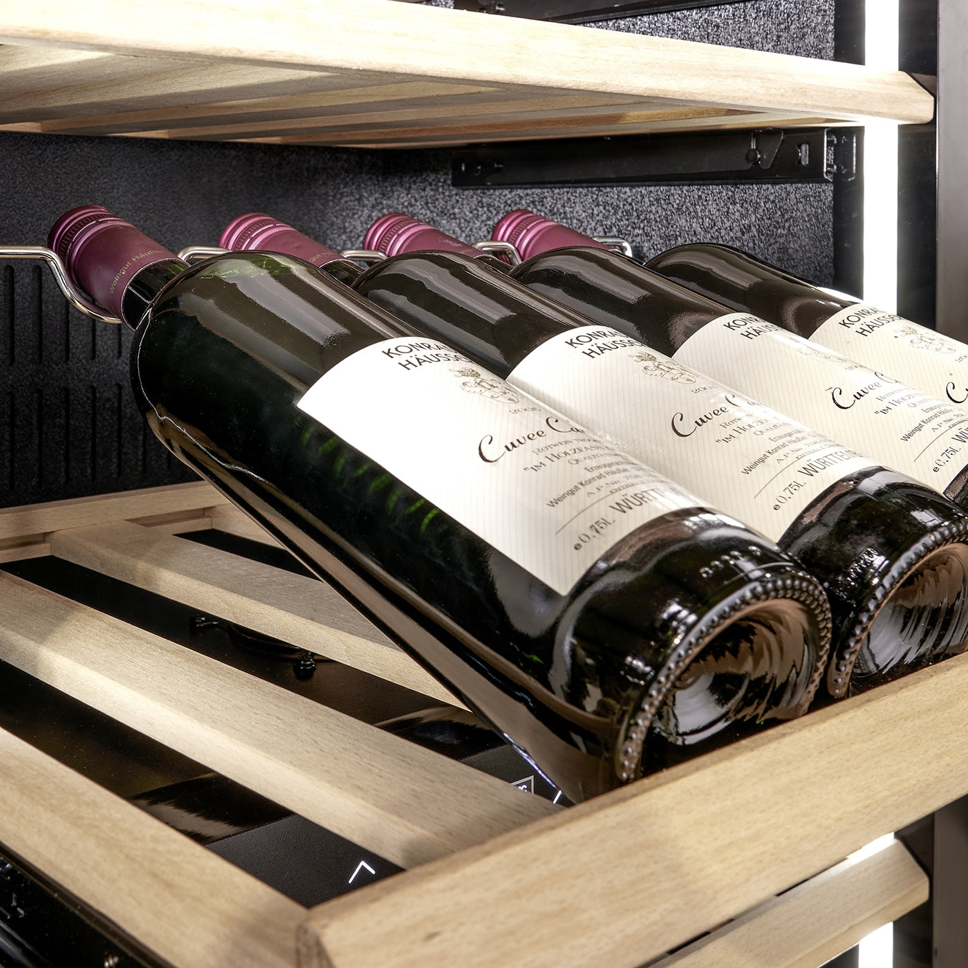 Solide træhylder i Caso WineDeluxe WD 41