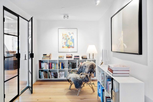 En stemningsfuld læsestue med hvide EASY Mini Double loft belysning fra Antidark